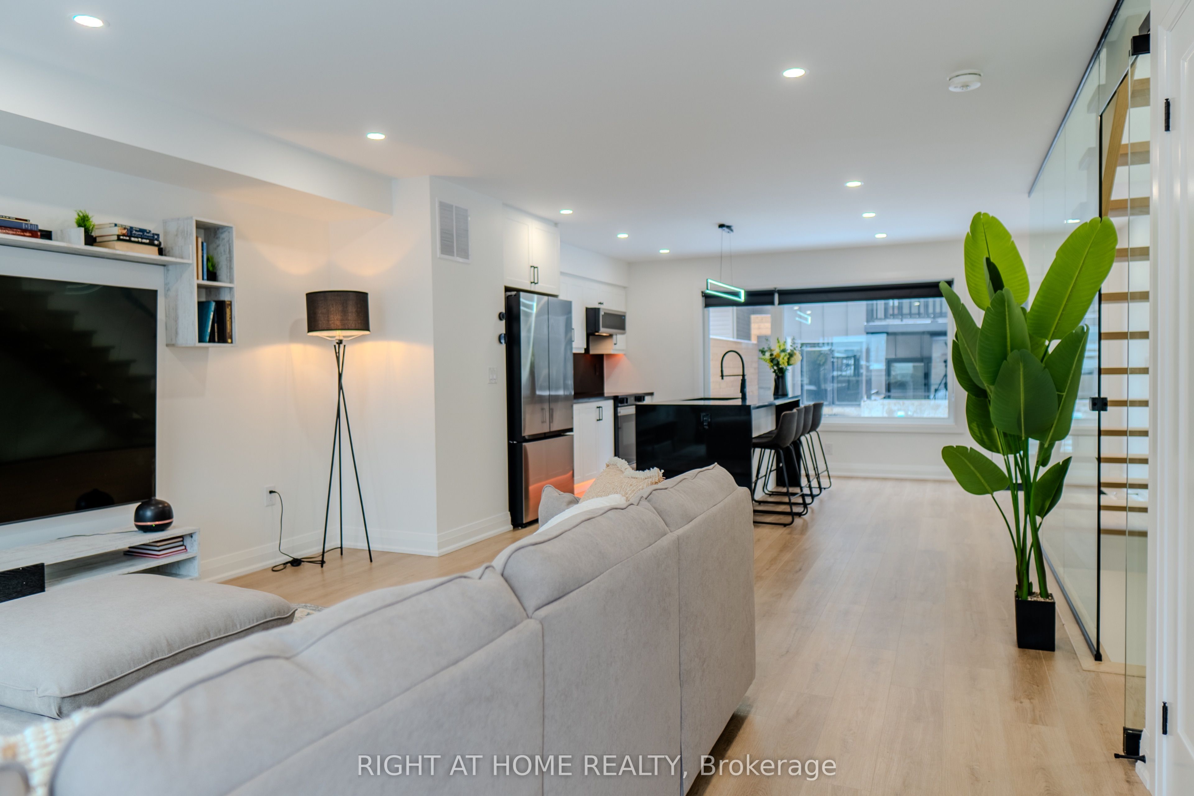 16 Habibi Lane, Toronto, ON M6E 1N1 photo 5