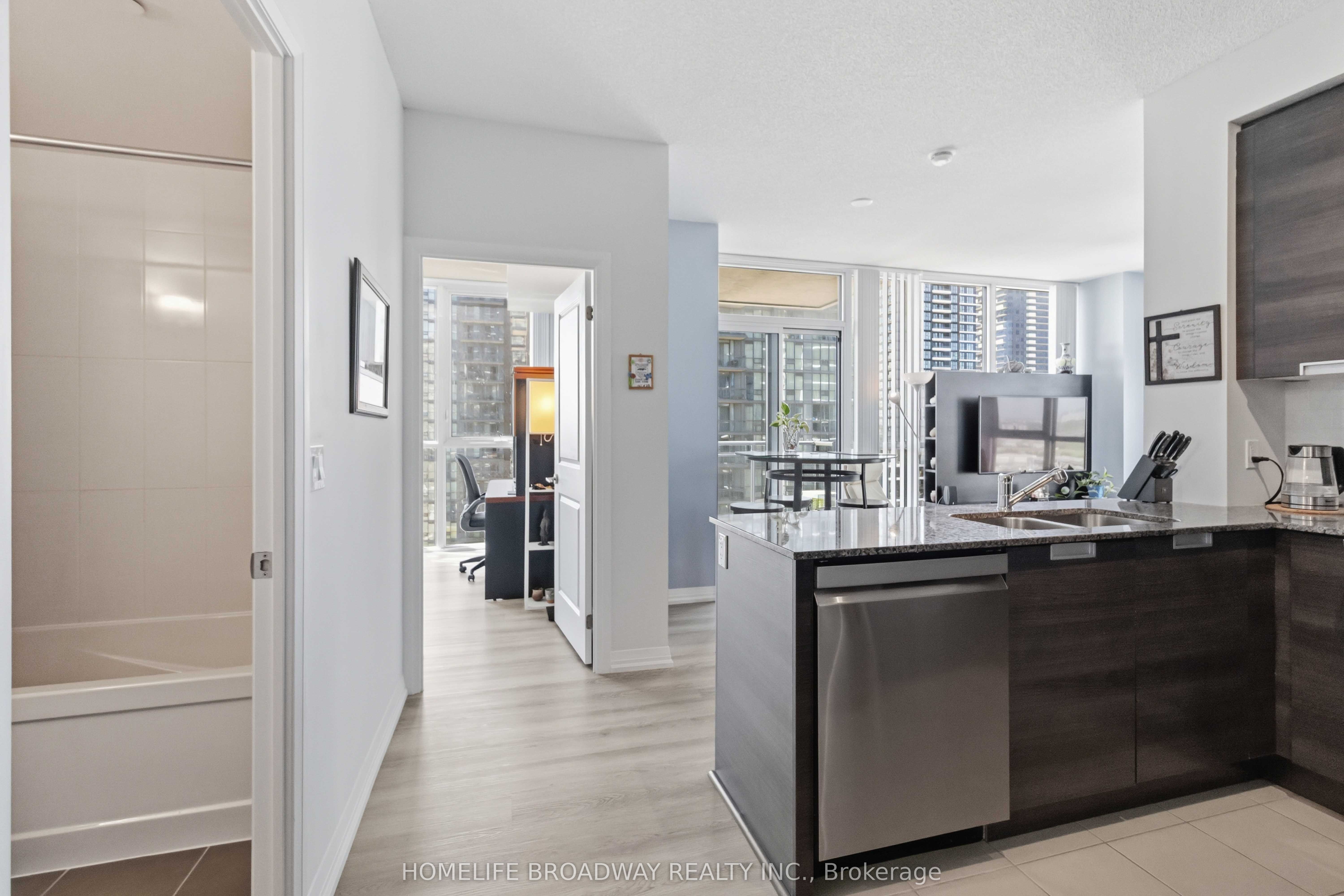 75 Eglinton Avenue W 1209, Mississauga, ON L5R 0E5 photo 3