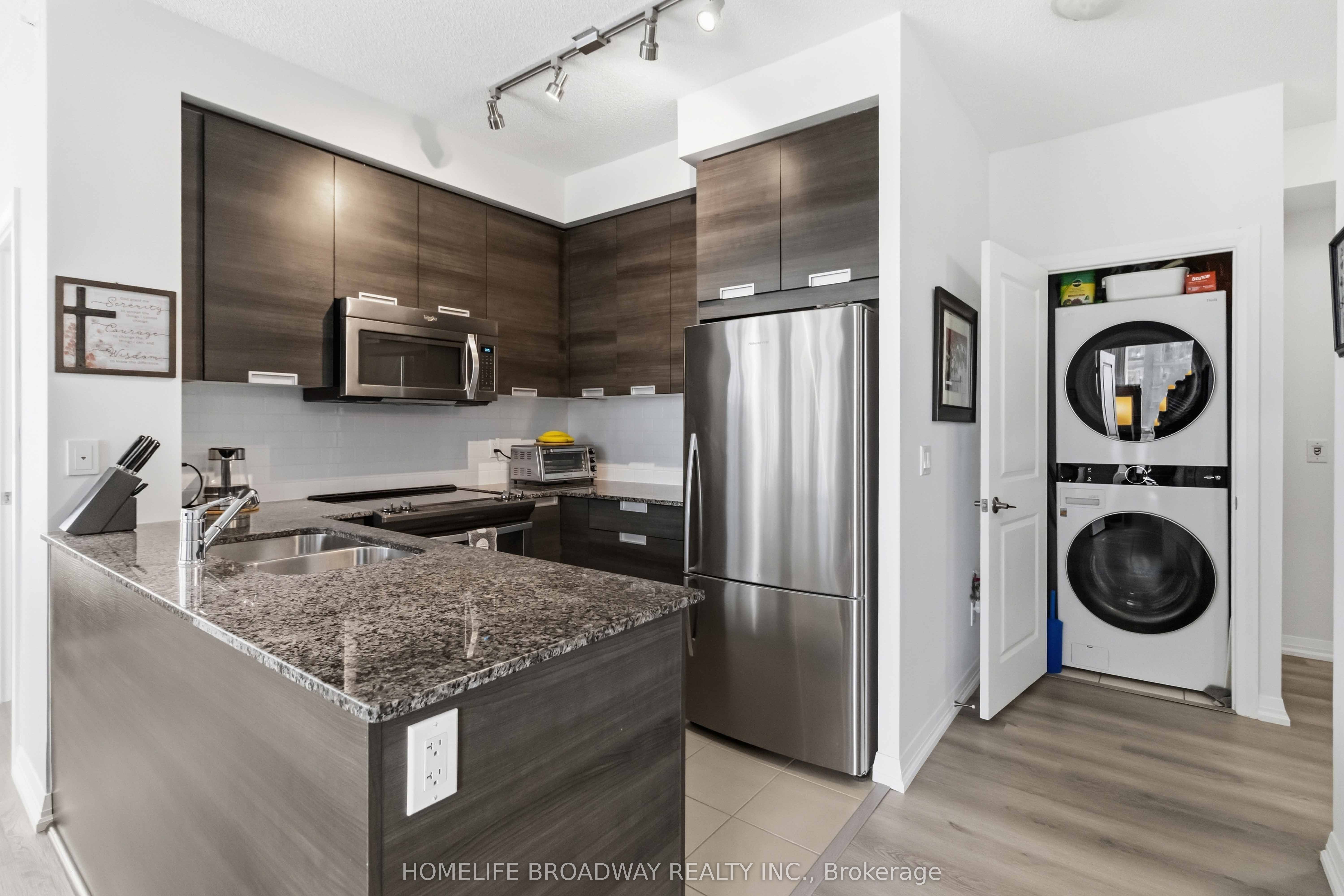 75 Eglinton Avenue W 1209, Mississauga, ON L5R 0E5 photo 5