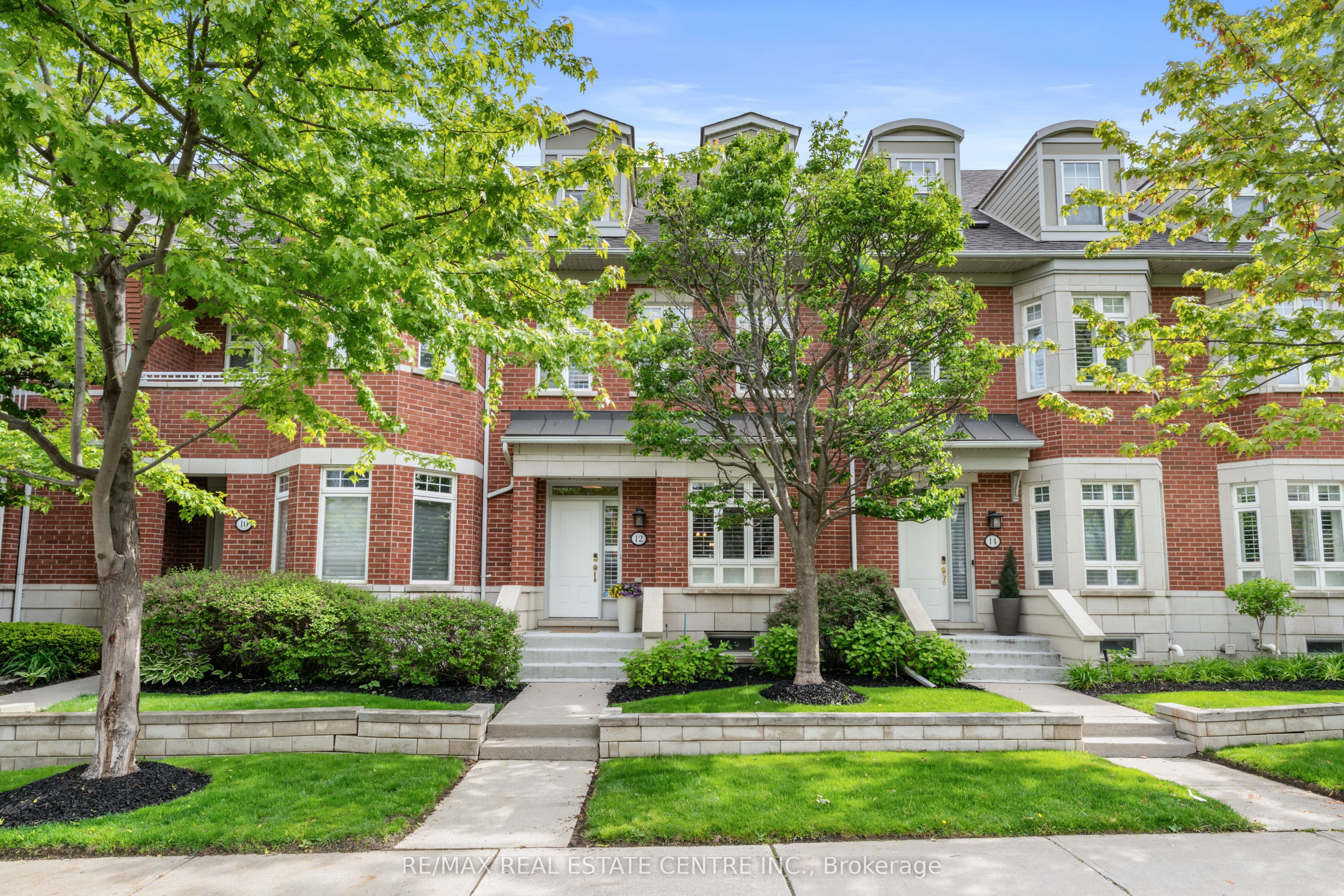 12 St Lawrence Drive, Mississauga, ON L5G 4V1