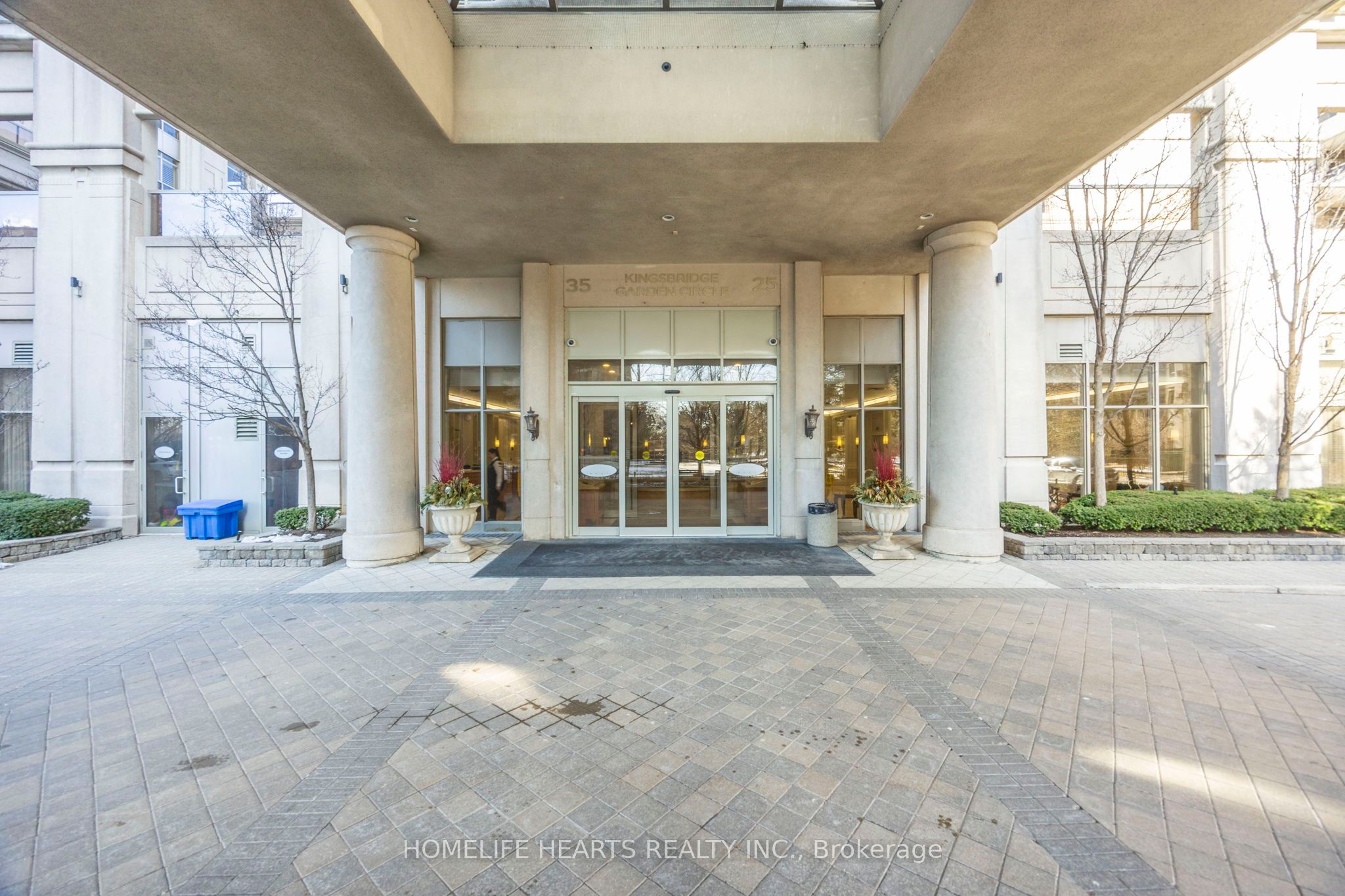 25 Kingsbridge Garden Circle 1221, Mississauga, ON L5R 4B1 photo 2
