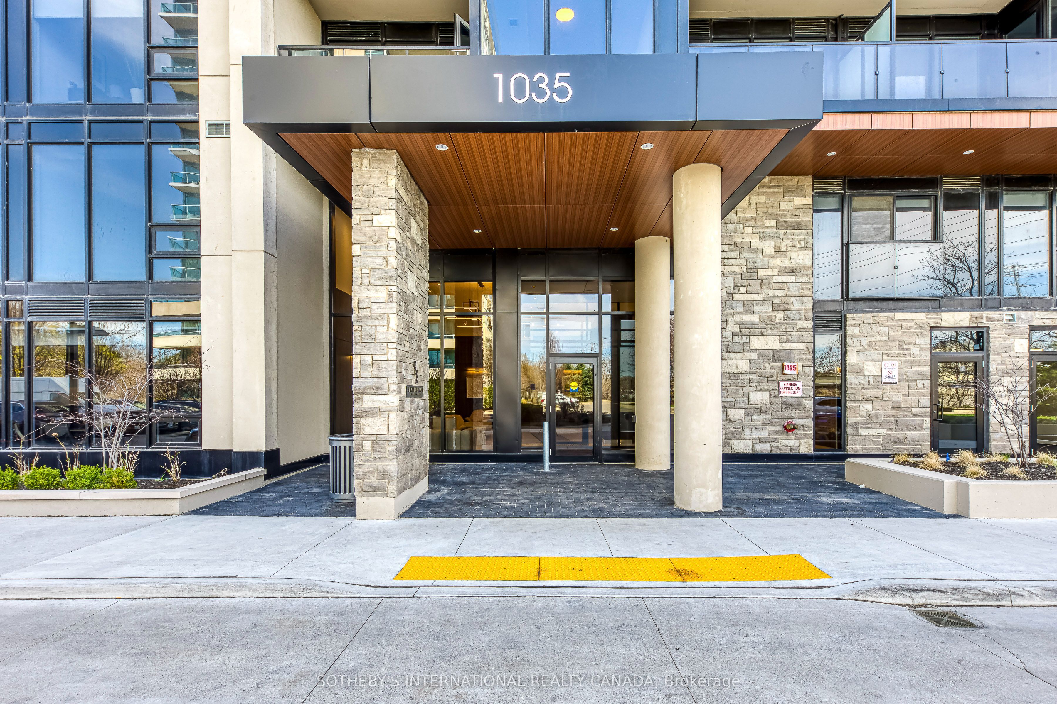 1035 Southdown Road 212, Mississauga, ON L5J 0A2 photo 3