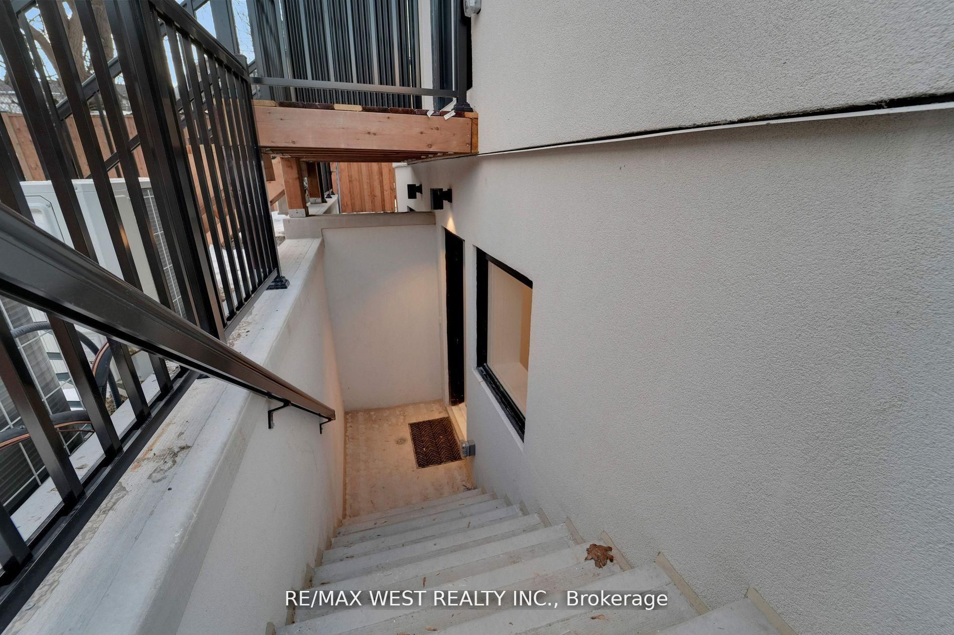 521 St Johns Road LOWER, Toronto, ON M6S 2L7 photo 2