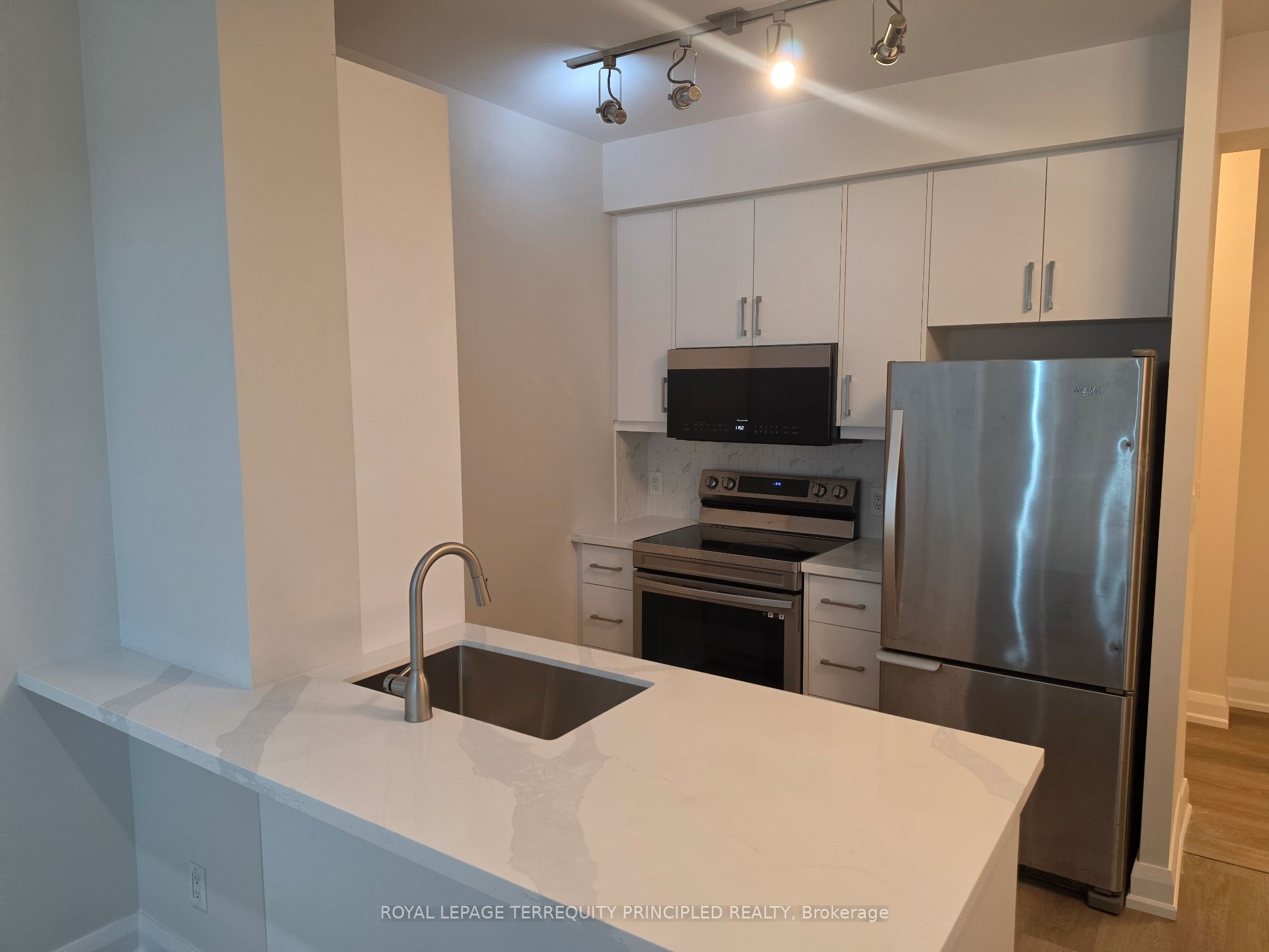 3391 Bloor Street W 301, Toronto, ON M8X 1G3 photo 2