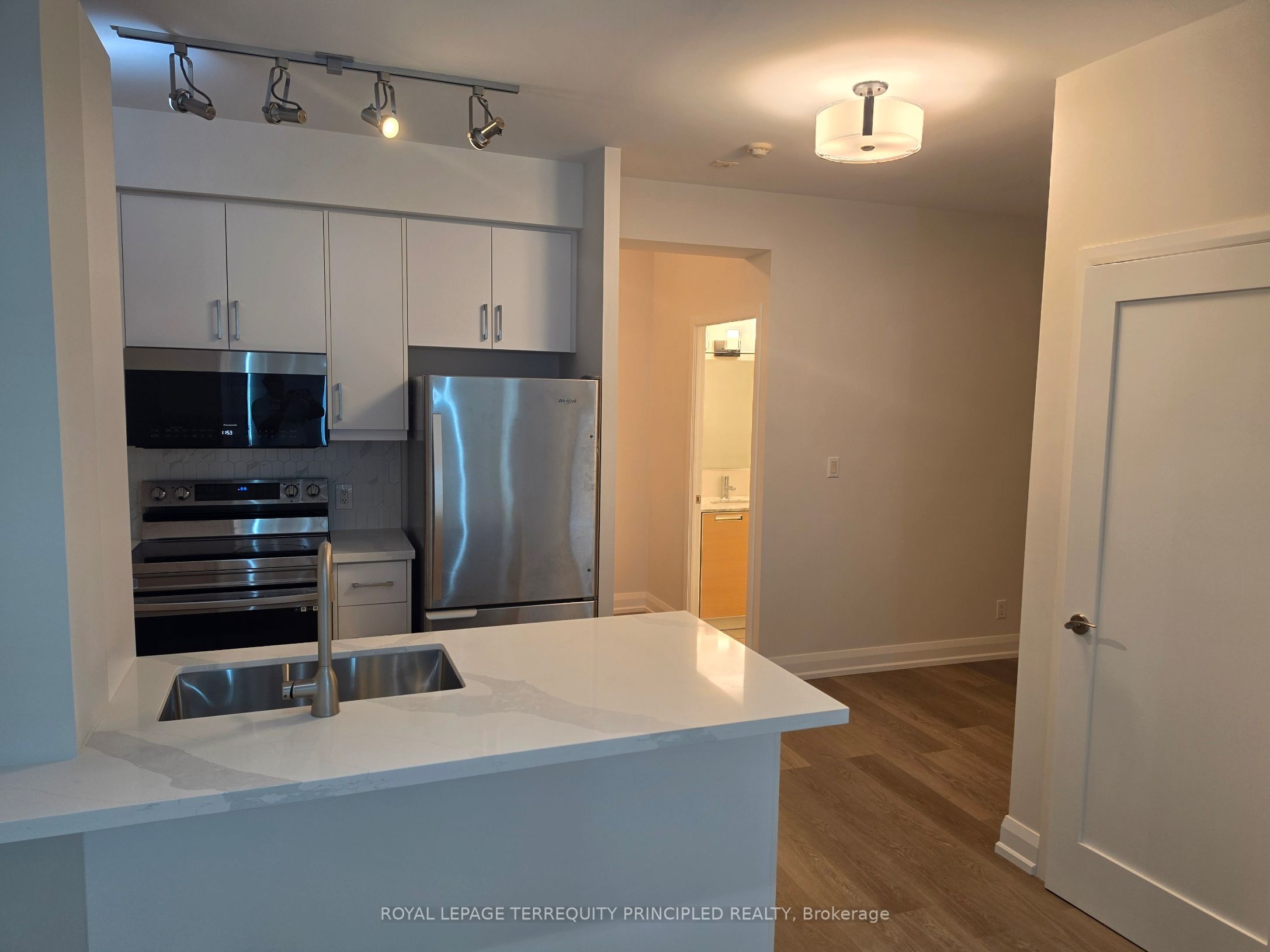 3391 Bloor Street W 301, Toronto, ON M8X 1G3 photo 4