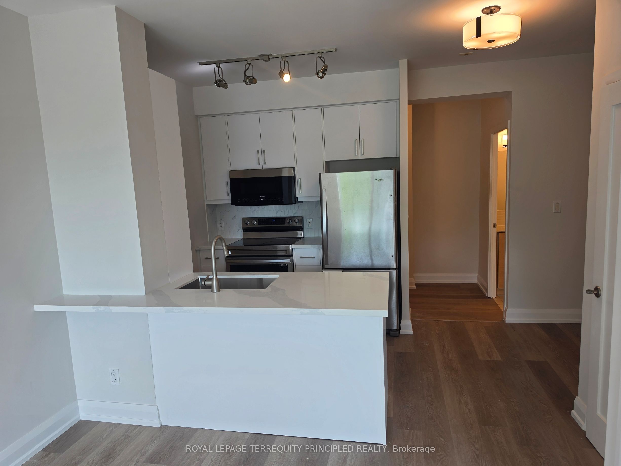3391 Bloor Street W 301, Toronto, ON M8X 1G3 photo 5