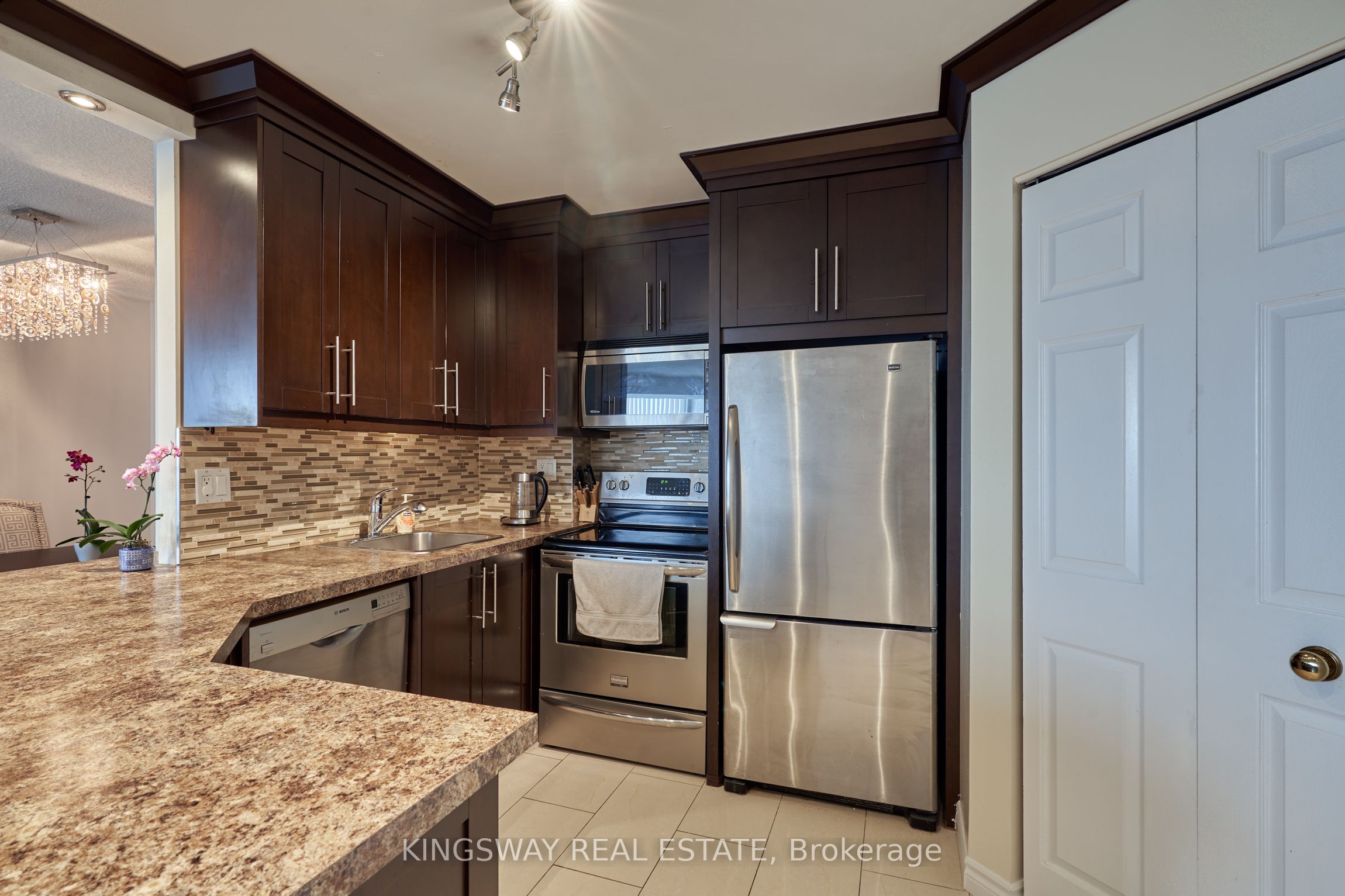 50 Kingsbridge Garden Circle 510, Mississauga, ON L5R 1Y2 photo 3