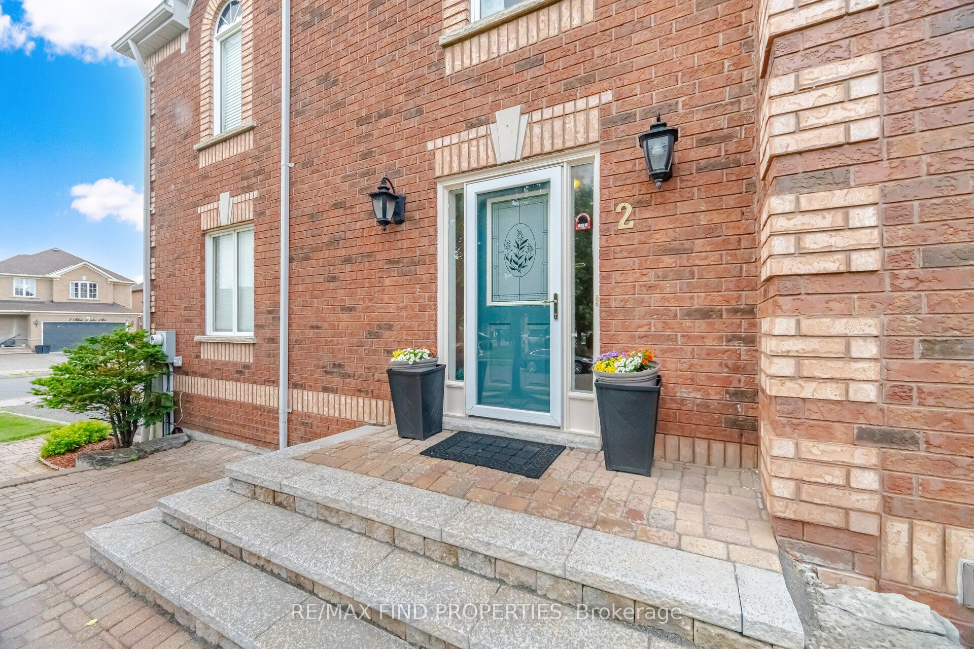 2 Summerdale Crescent, Brampton, ON L6X 4V8 photo 3