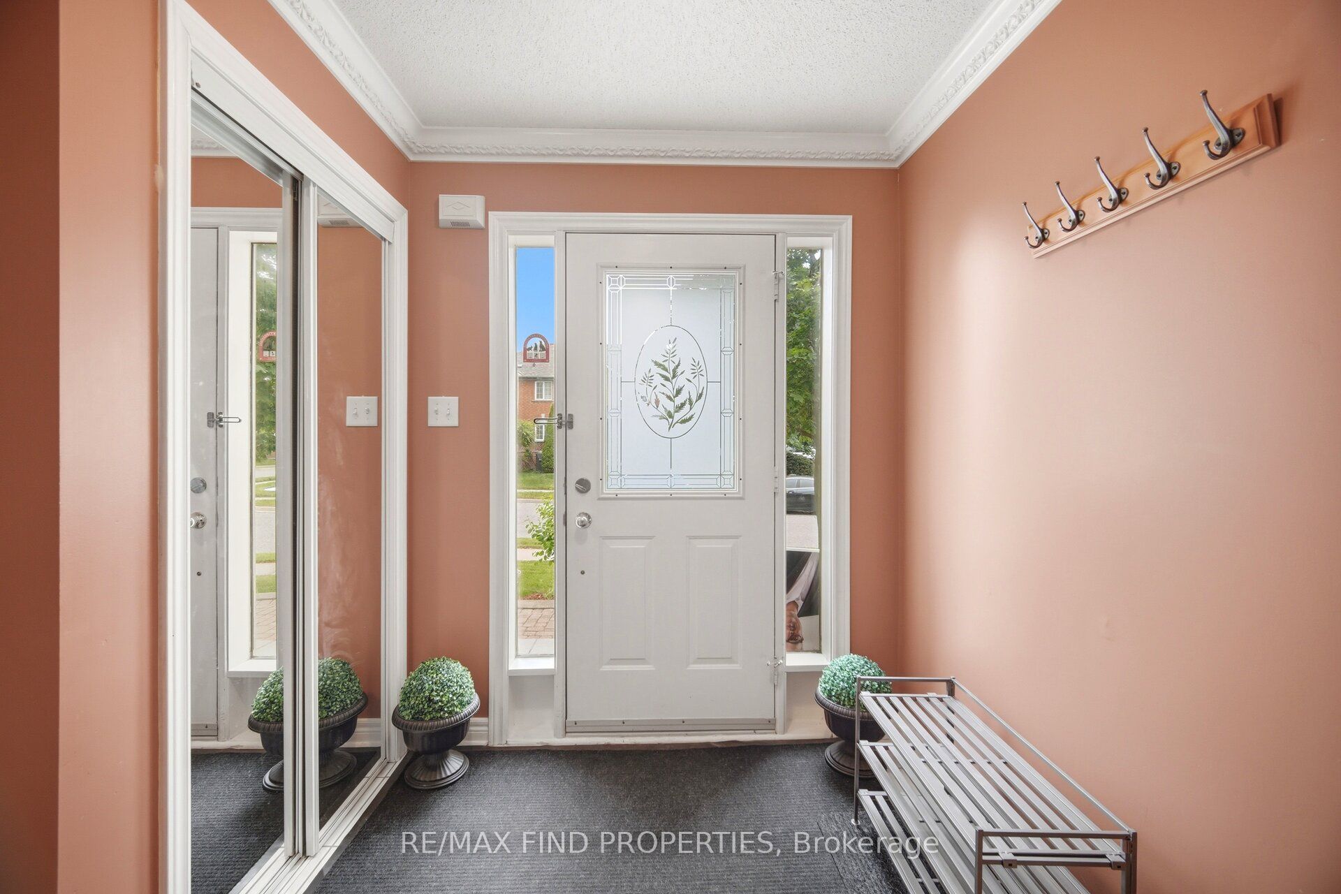 2 Summerdale Crescent, Brampton, ON L6X 4V8 photo 4