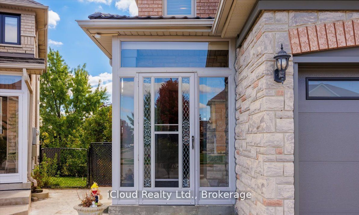 36 Pacific Wind Crescent, Brampton, ON L6R 2B1 photo 2