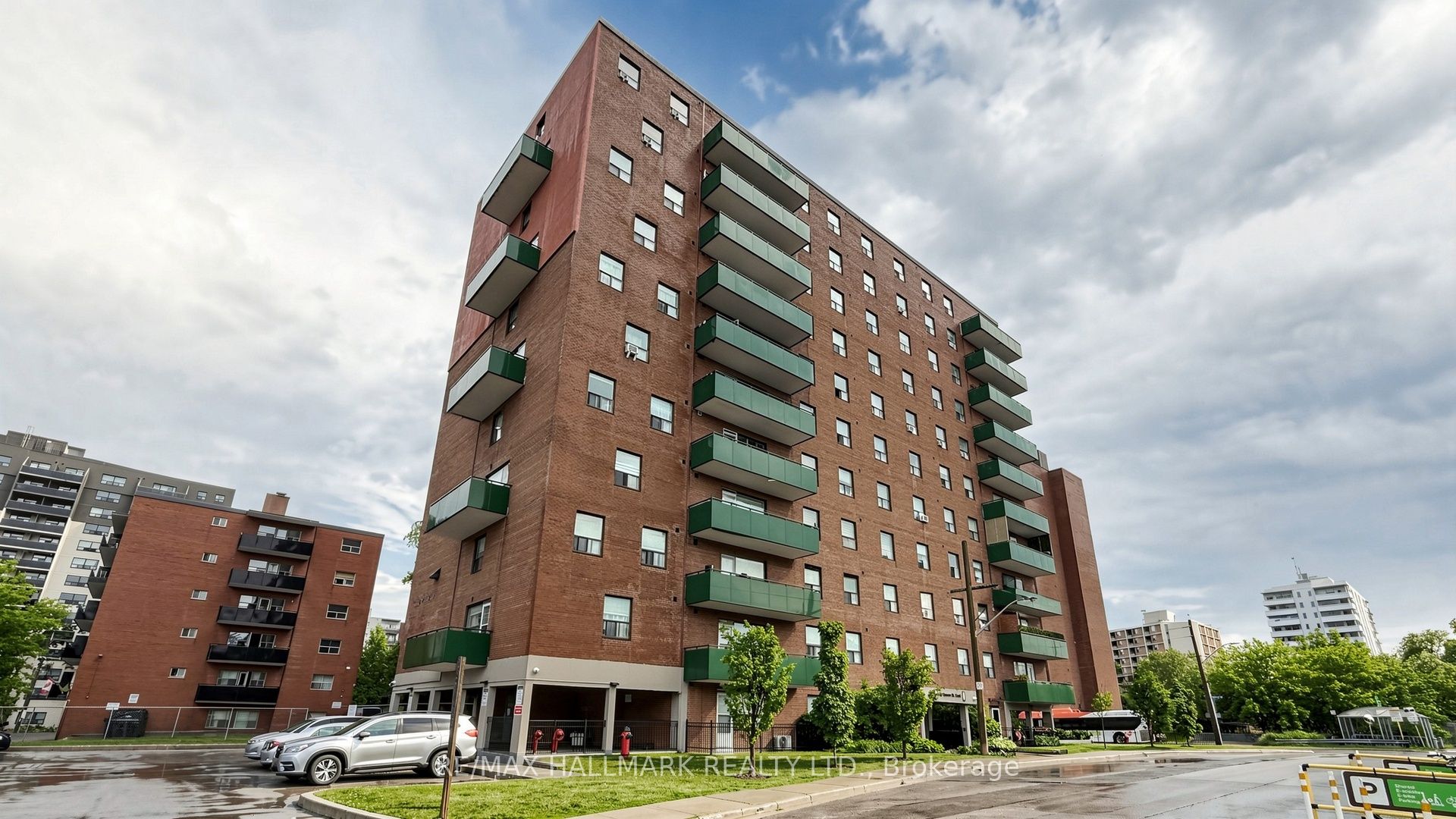 49 Queen Street E 402, Mississauga, ON L5G 4N6