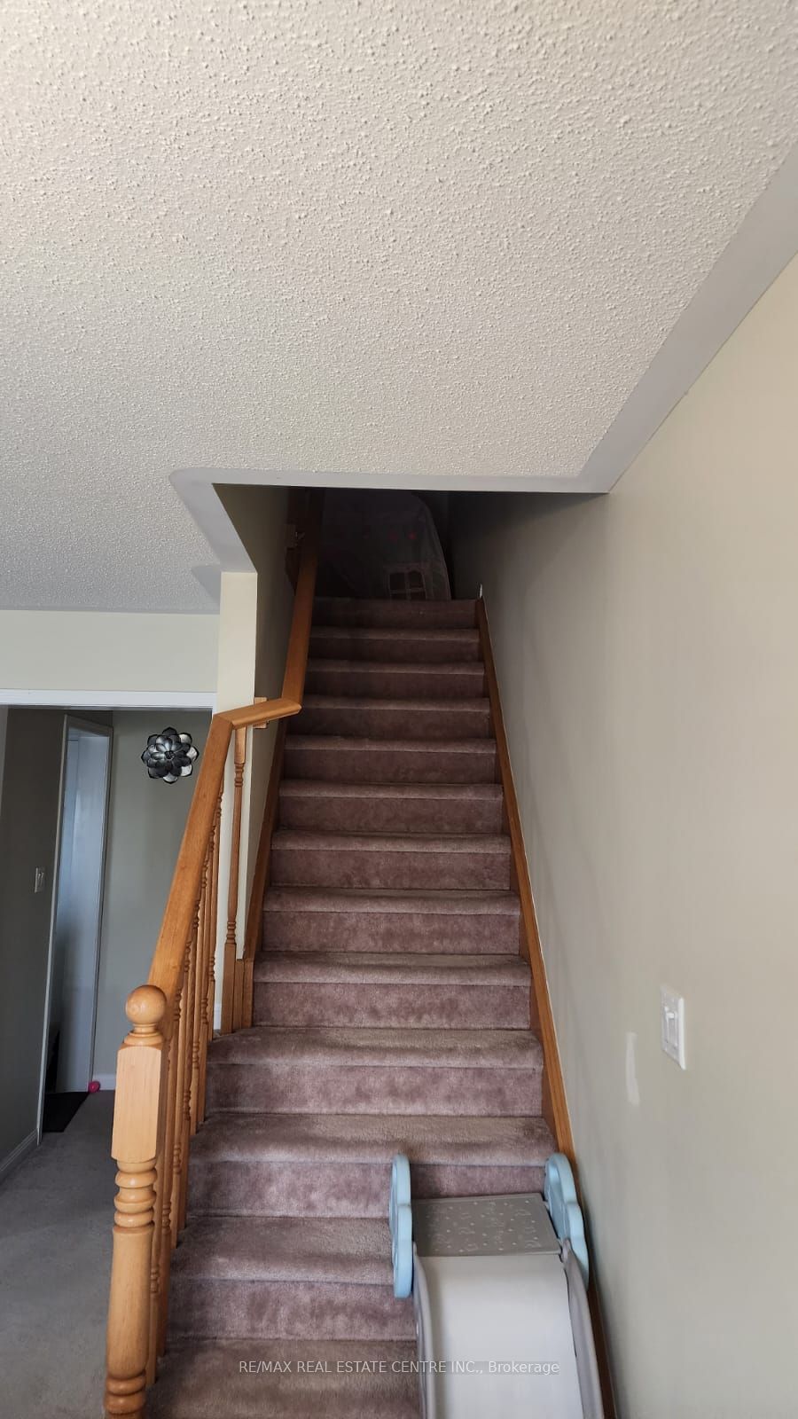 221 Slingsby Landing, Milton, ON L9T 8N5 photo 2