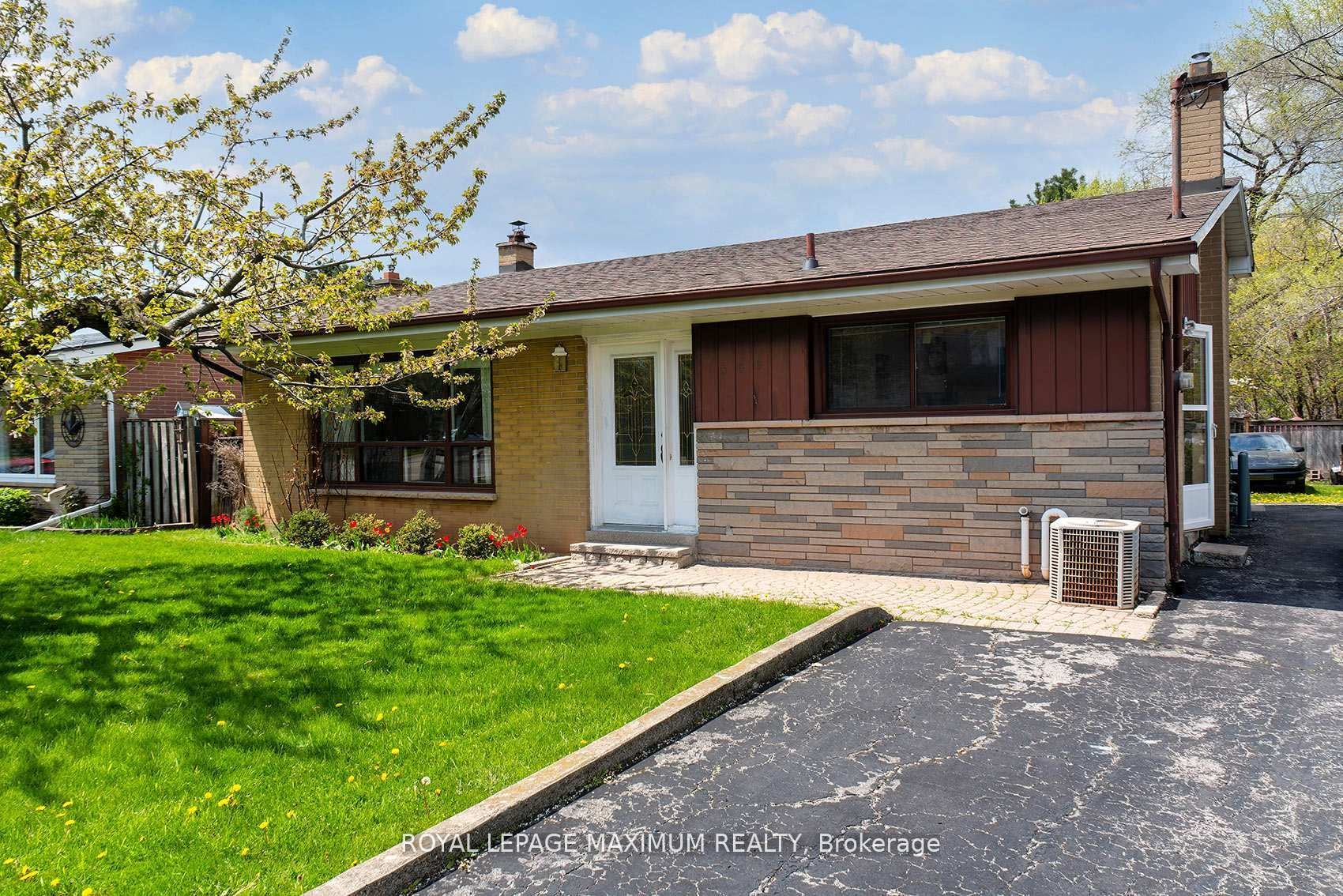 565 Pinegrove Road, Oakville, ON L6K 2C5