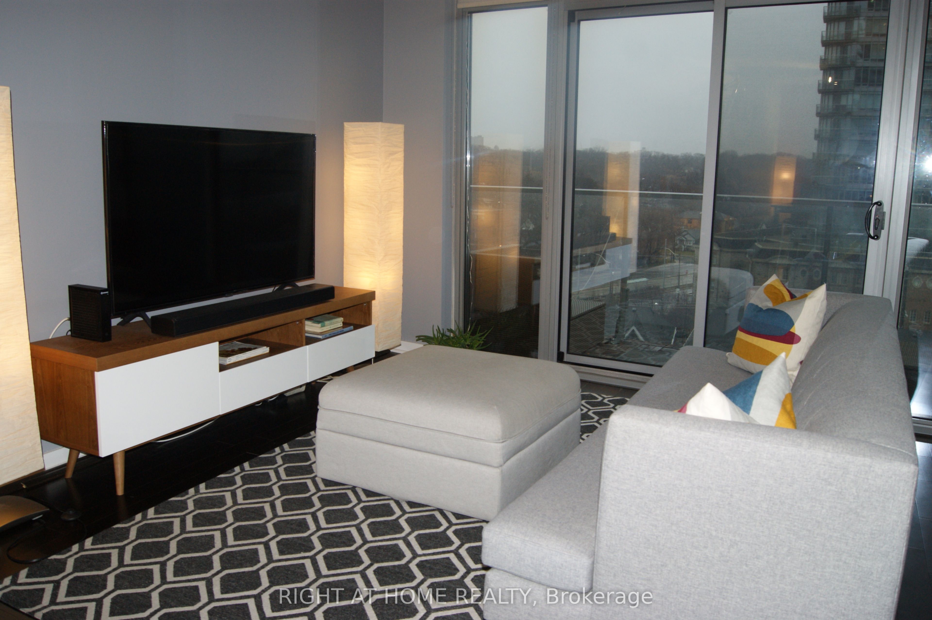 103 The Queensway N/A 715, Toronto, ON M6S 5B3 photo 3