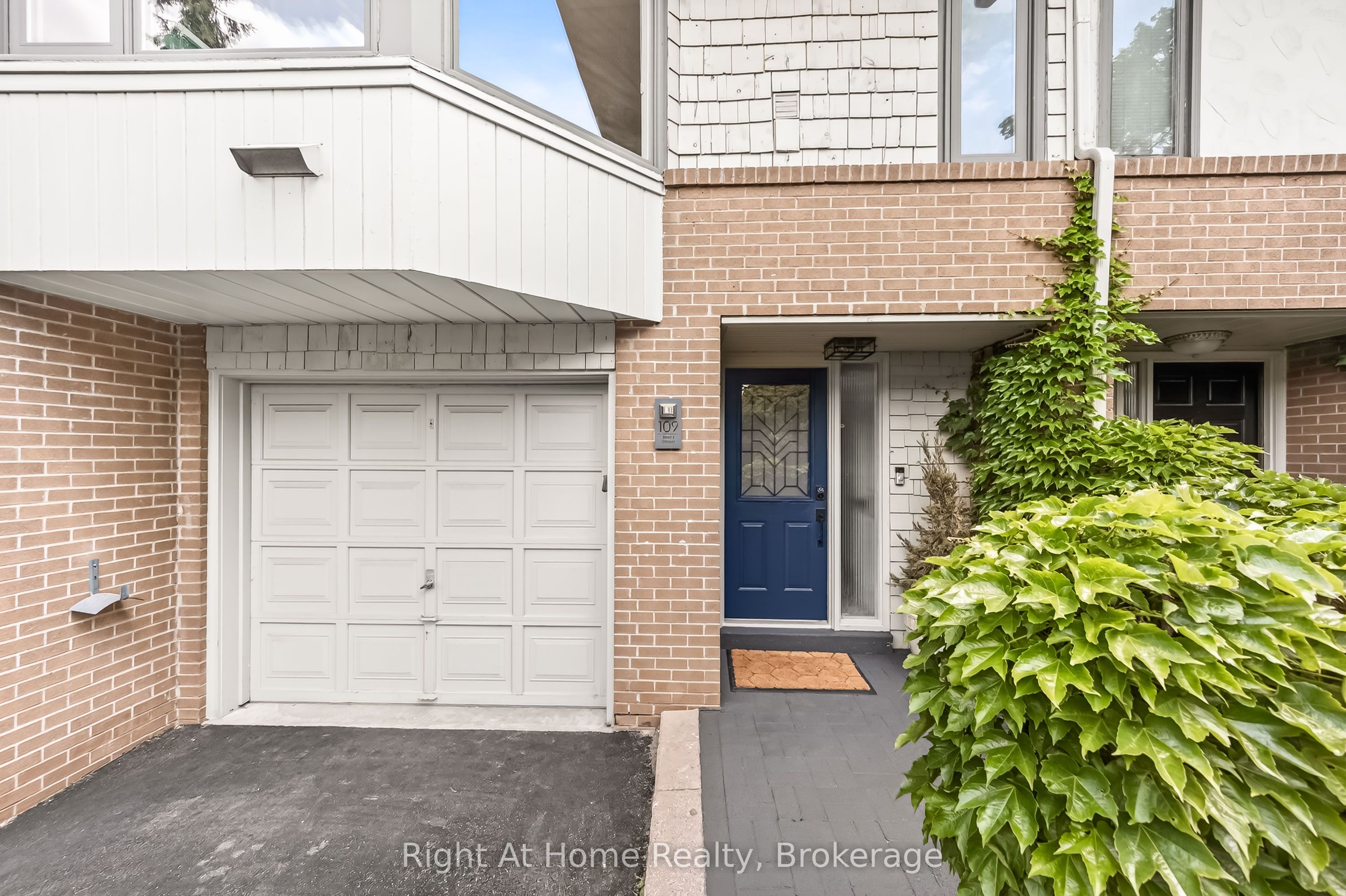 109 Brant Street, Oakville, ON L6K 2Z7 photo 2