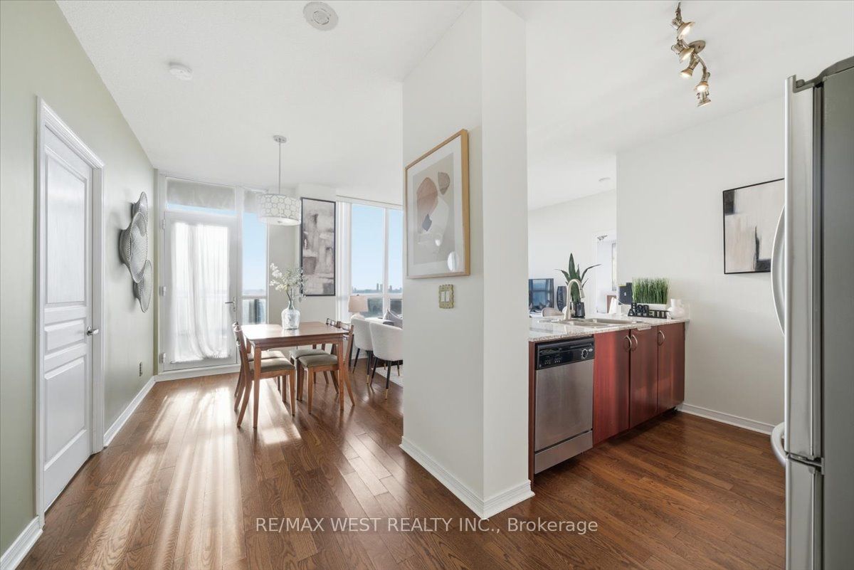 2240 Lake Shore Boulevard W 3302, Toronto, ON M8V 0B1 photo 3