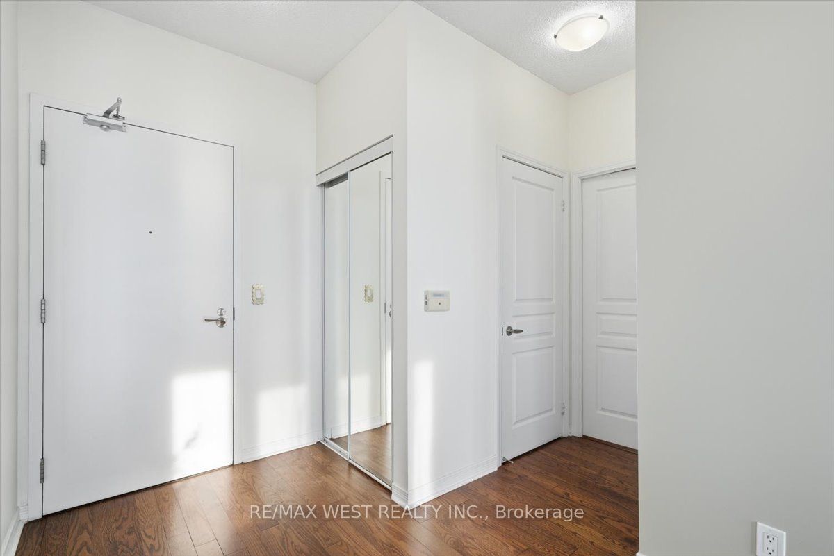 2240 Lake Shore Boulevard W 3302, Toronto, ON M8V 0B1 photo 4