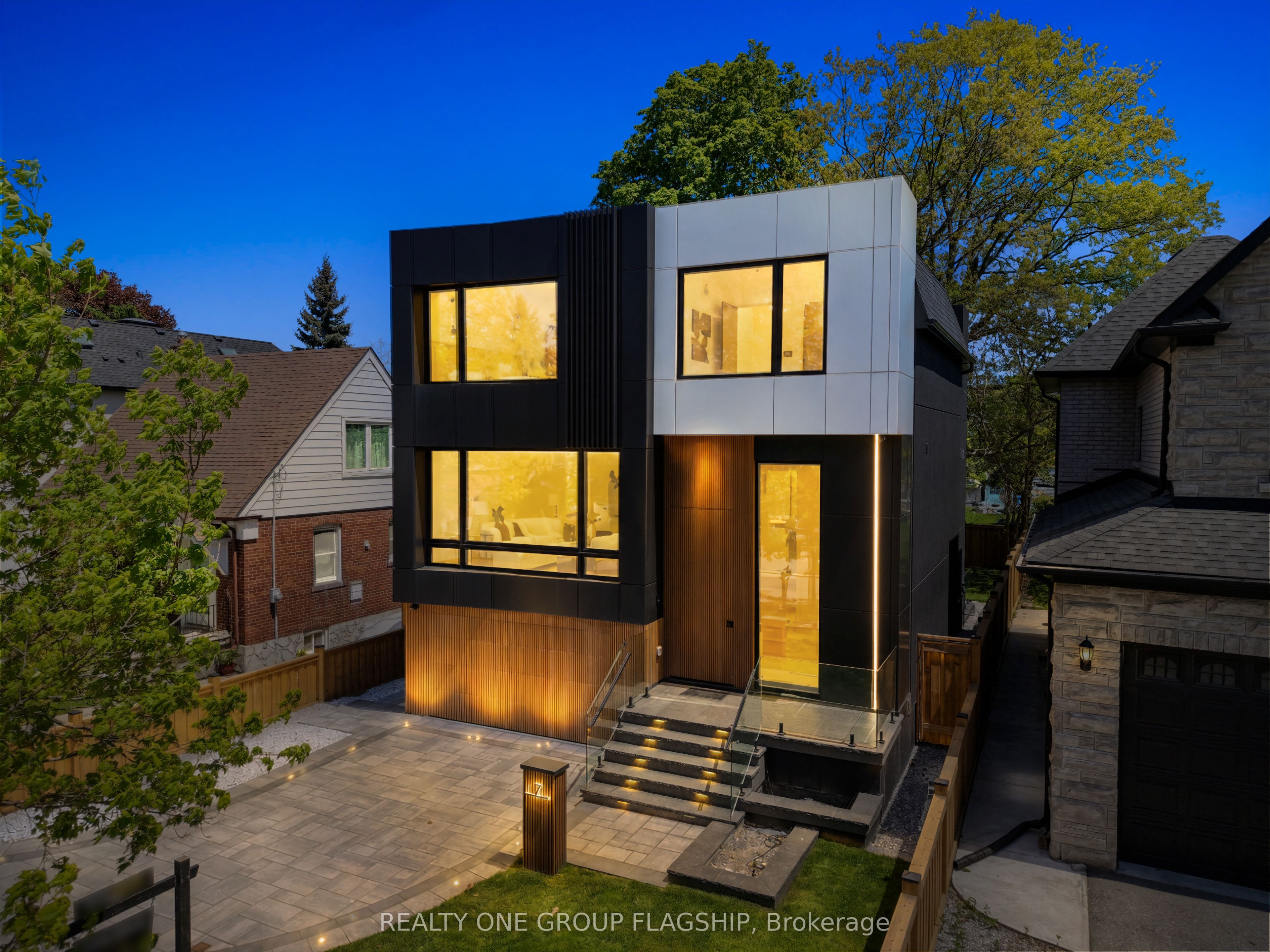 7 Bentley Drive, Toronto, ON M8Z 3L9