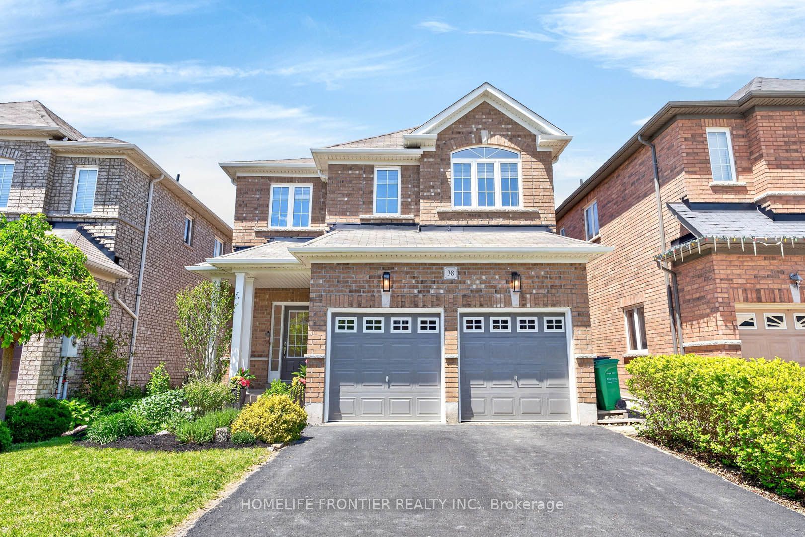 38 Templeton Court, Brampton, ON L6P 3B2 photo 2