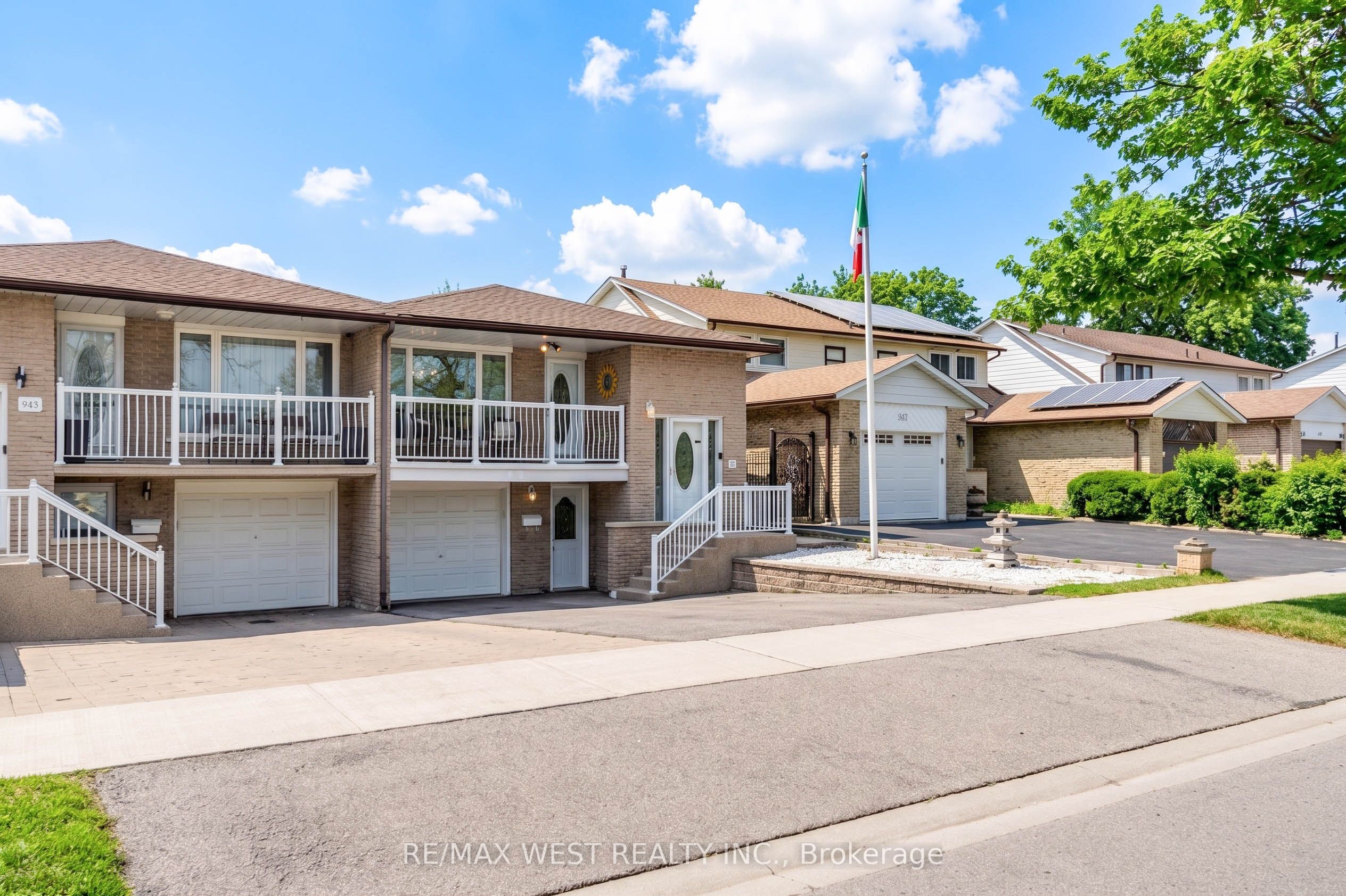 941 Stainton Drive, Mississauga, ON L5C 1G2 photo 2