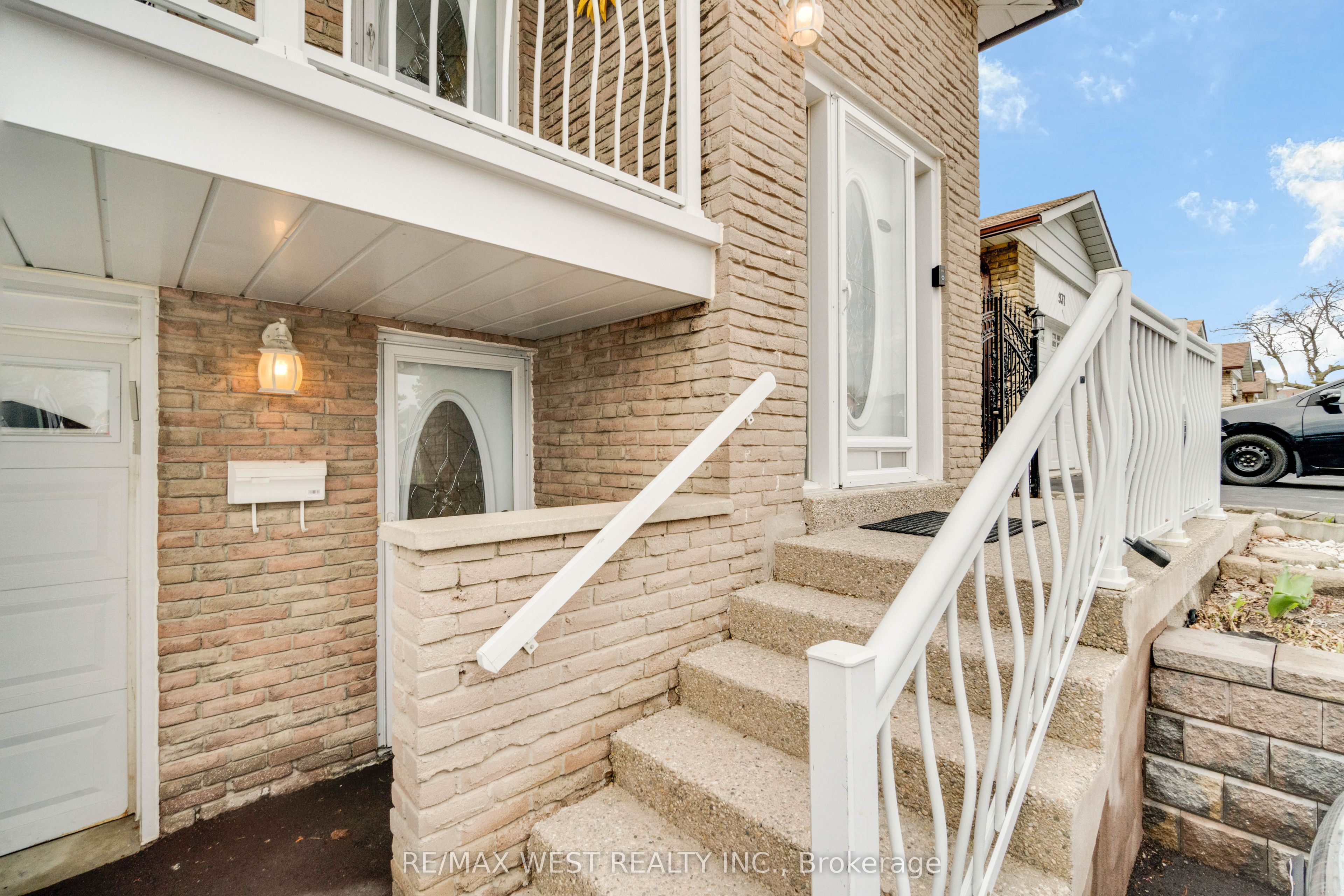 941 Stainton Drive, Mississauga, ON L5C 1G2 photo 3