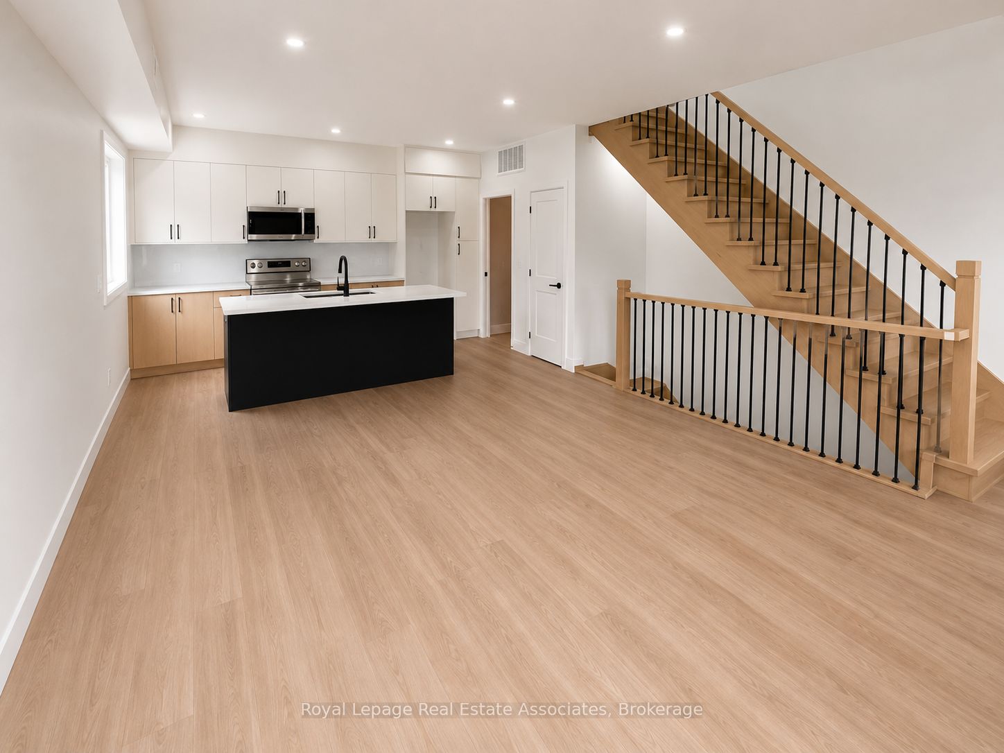 17 White Avenue 4 SFS, Toronto, ON M6N 1S7 photo 2