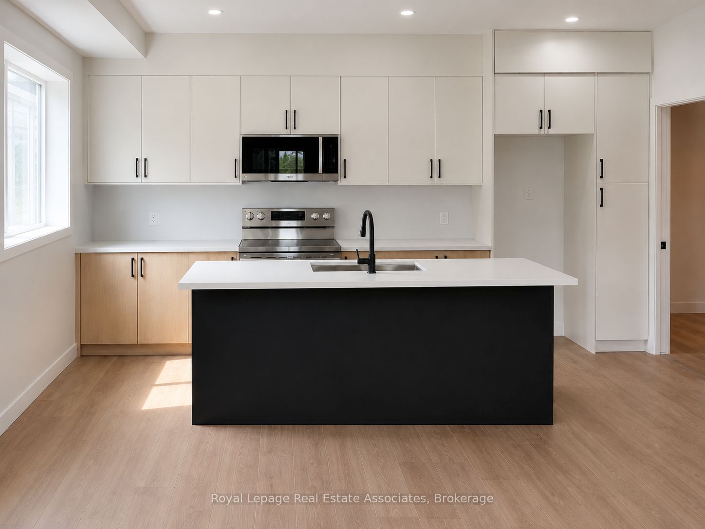 17 White Avenue 4 SFS, Toronto, ON M6N 1S7 photo 3