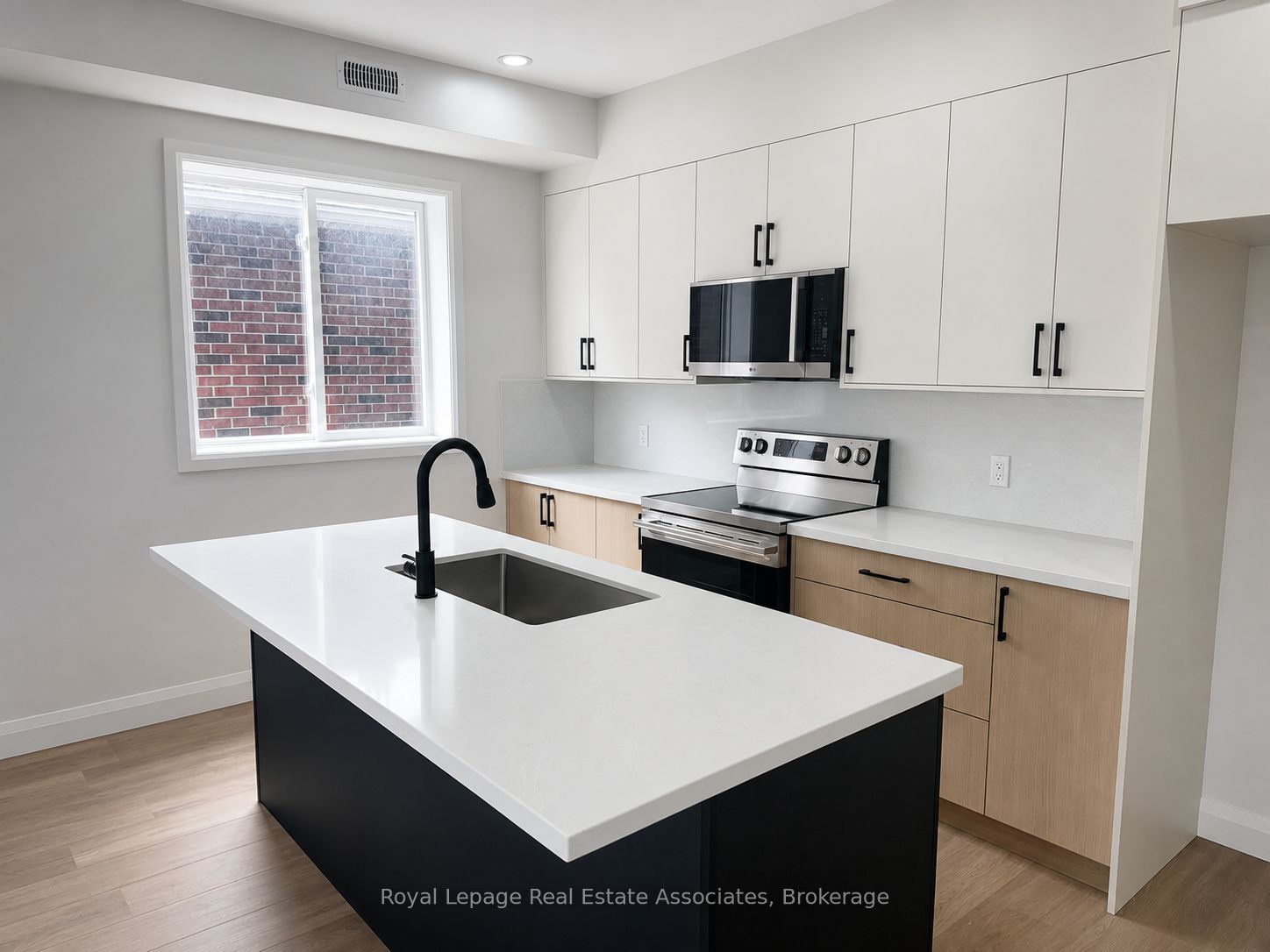 17 White Avenue 4 SFS, Toronto, ON M6N 1S7 photo 4