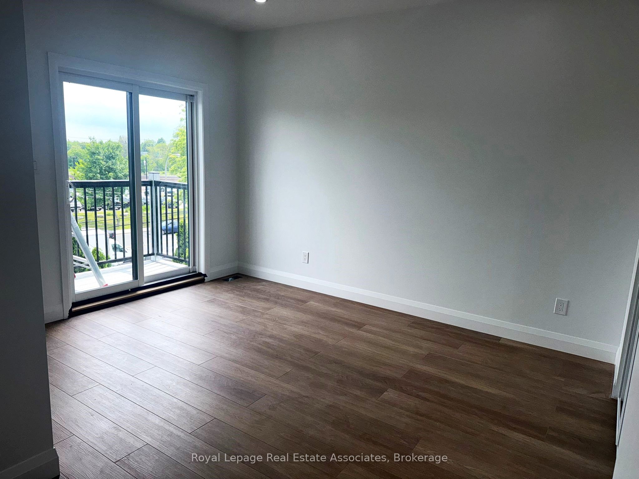 17 White Avenue 4 SFS, Toronto, ON M6N 1S7 photo 5