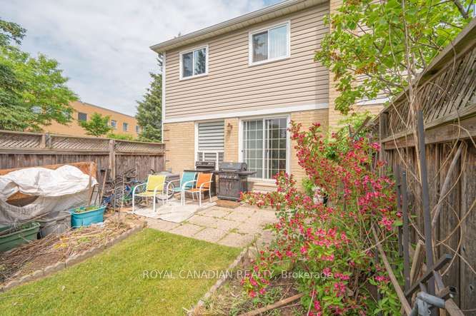 63 Heathcliffe Square, Brampton, ON L6S 5R3 photo 2