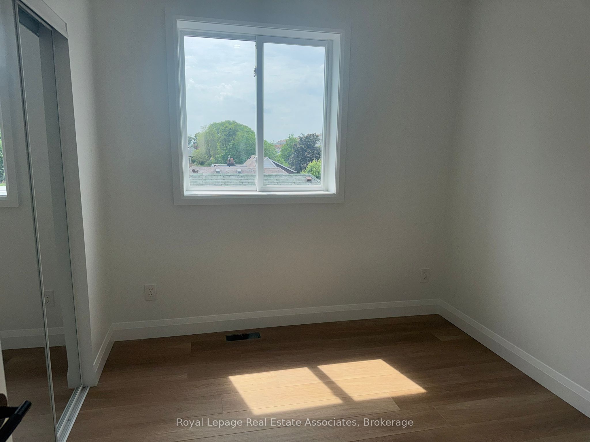 17 White Avenue 5 SFN, Toronto, ON M6N 1S7 photo 2