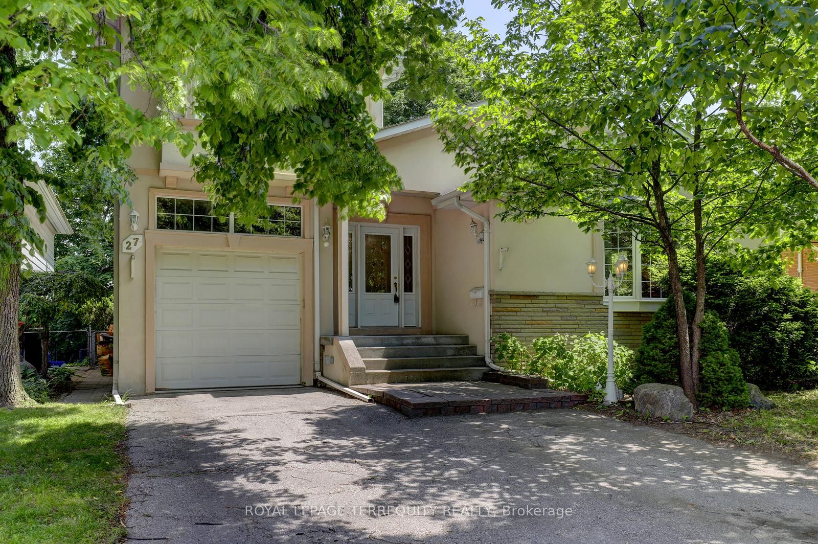 27 Shadwick Drive, Toronto, ON M9R 2V6 photo 3