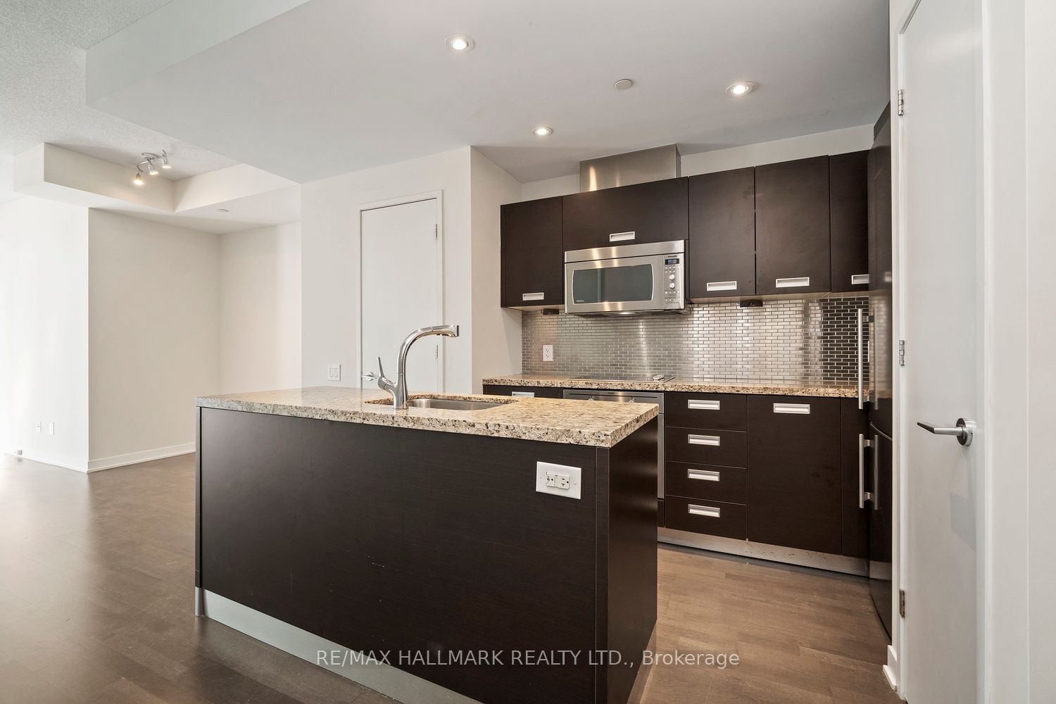 90 Park Lawn Road 2302, Toronto, ON M8Y 0B6 photo 3