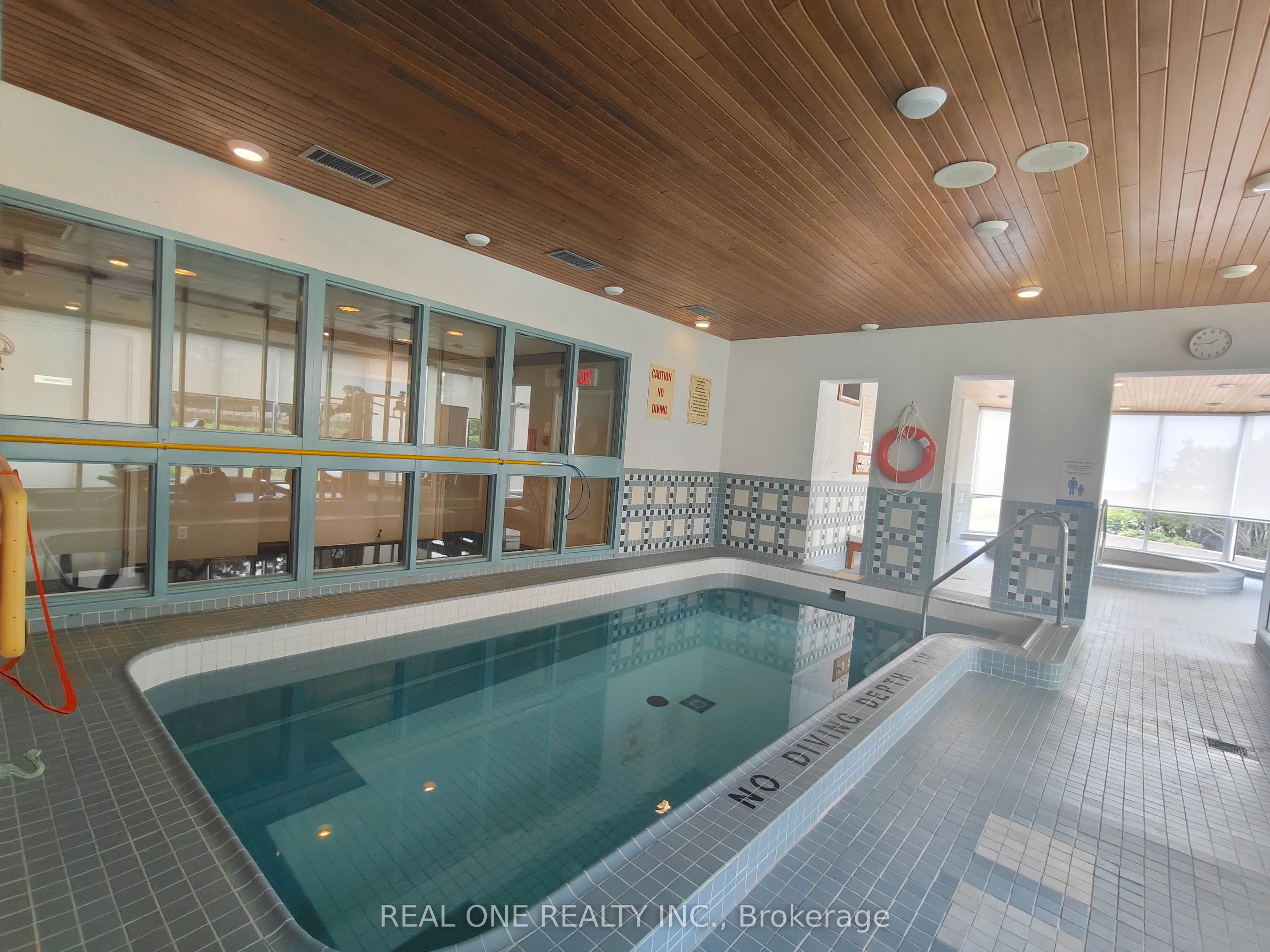 880 Dundas Street W 1404, Mississauga, ON L5C 4H3 photo 2