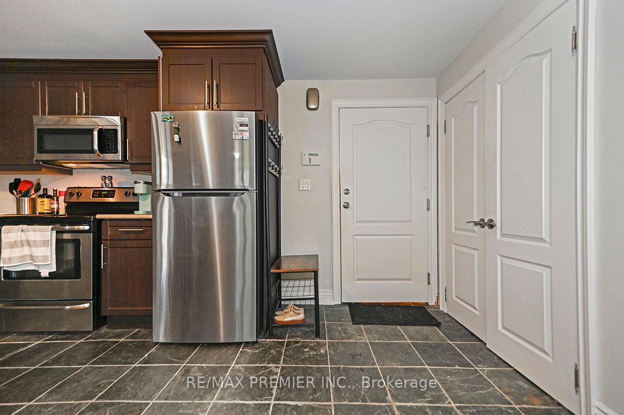 916 Scarlett Road Bsmt, Toronto, ON M9P 2V4 photo 3