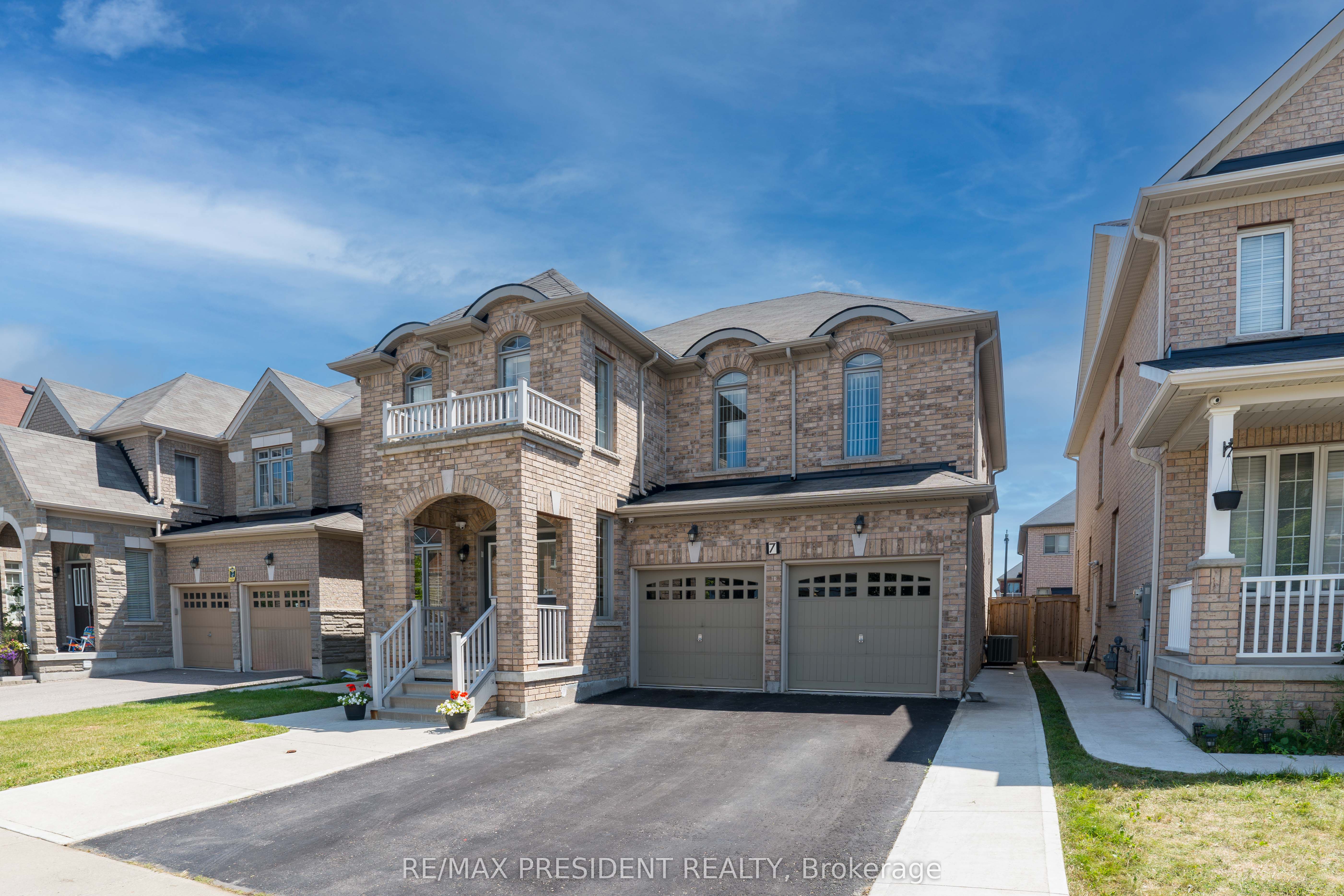 7 Wellpark Way, Brampton, ON L6P 3Z6 photo 2