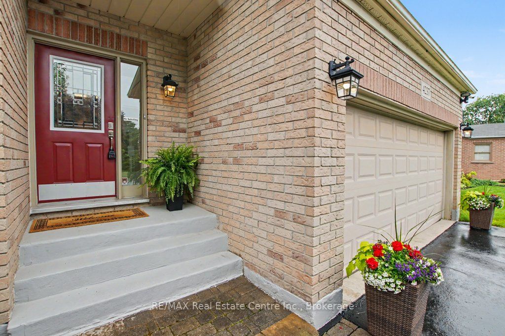 4237 Millcroft Park Drive, Burlington, ON L7M 3V7 photo 3