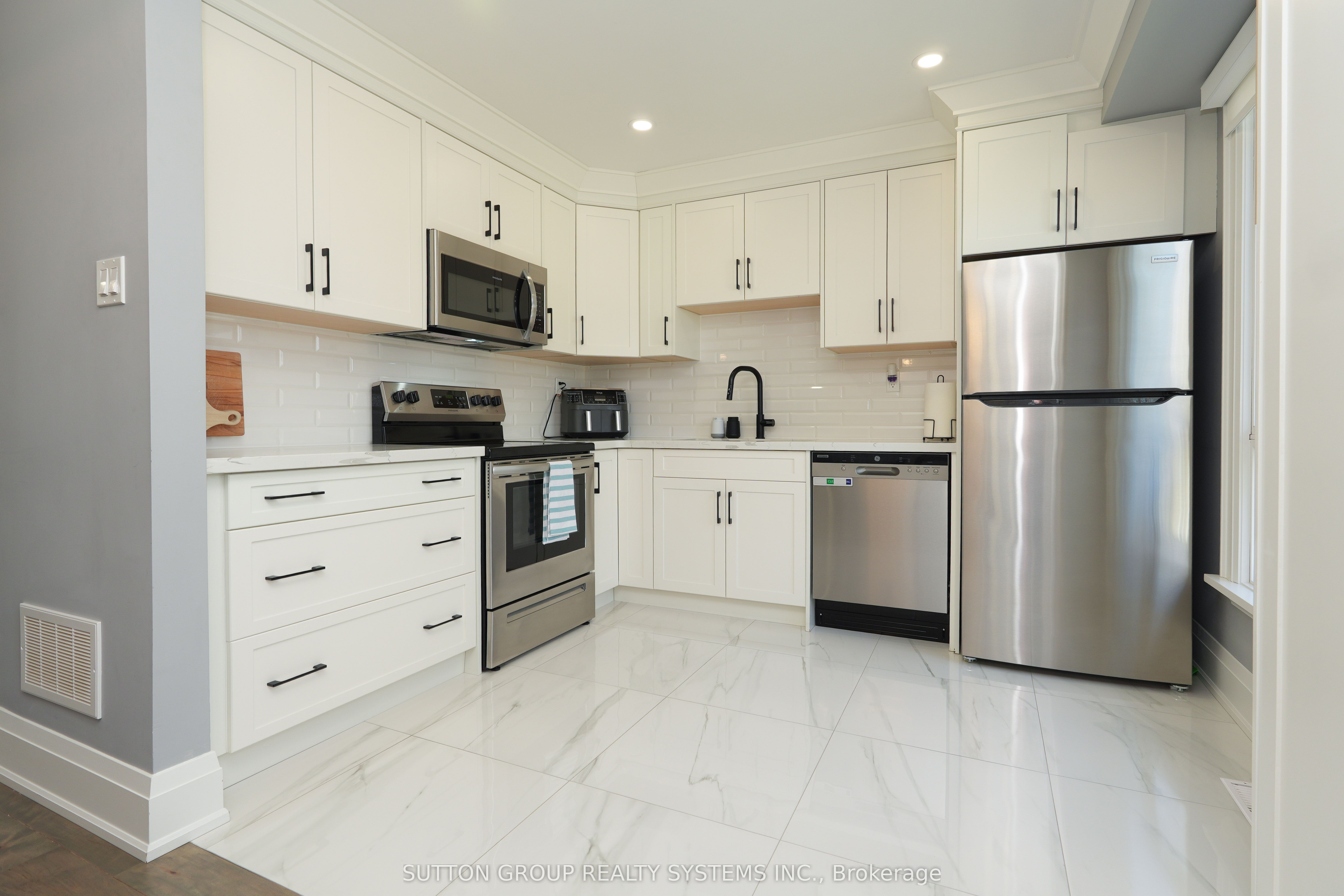 70 Courtleigh Square, Brampton, ON L6Z 1J3