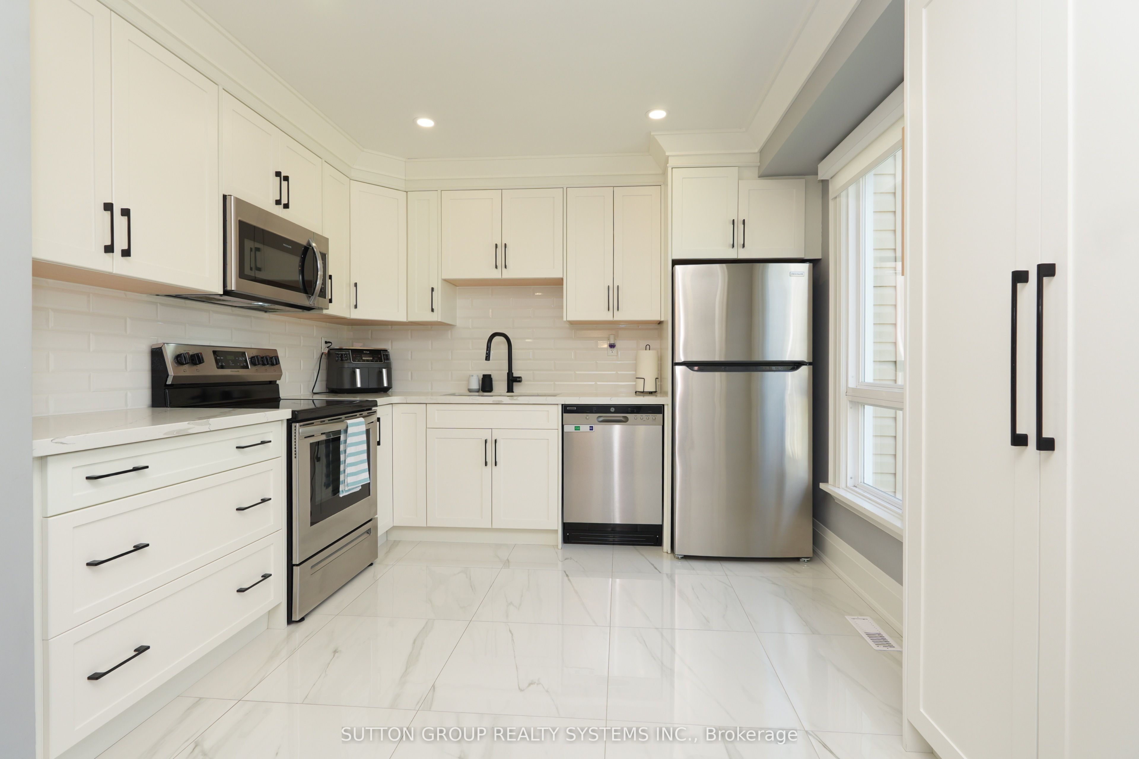 70 Courtleigh Square, Brampton, ON L6Z 1J3 photo 4