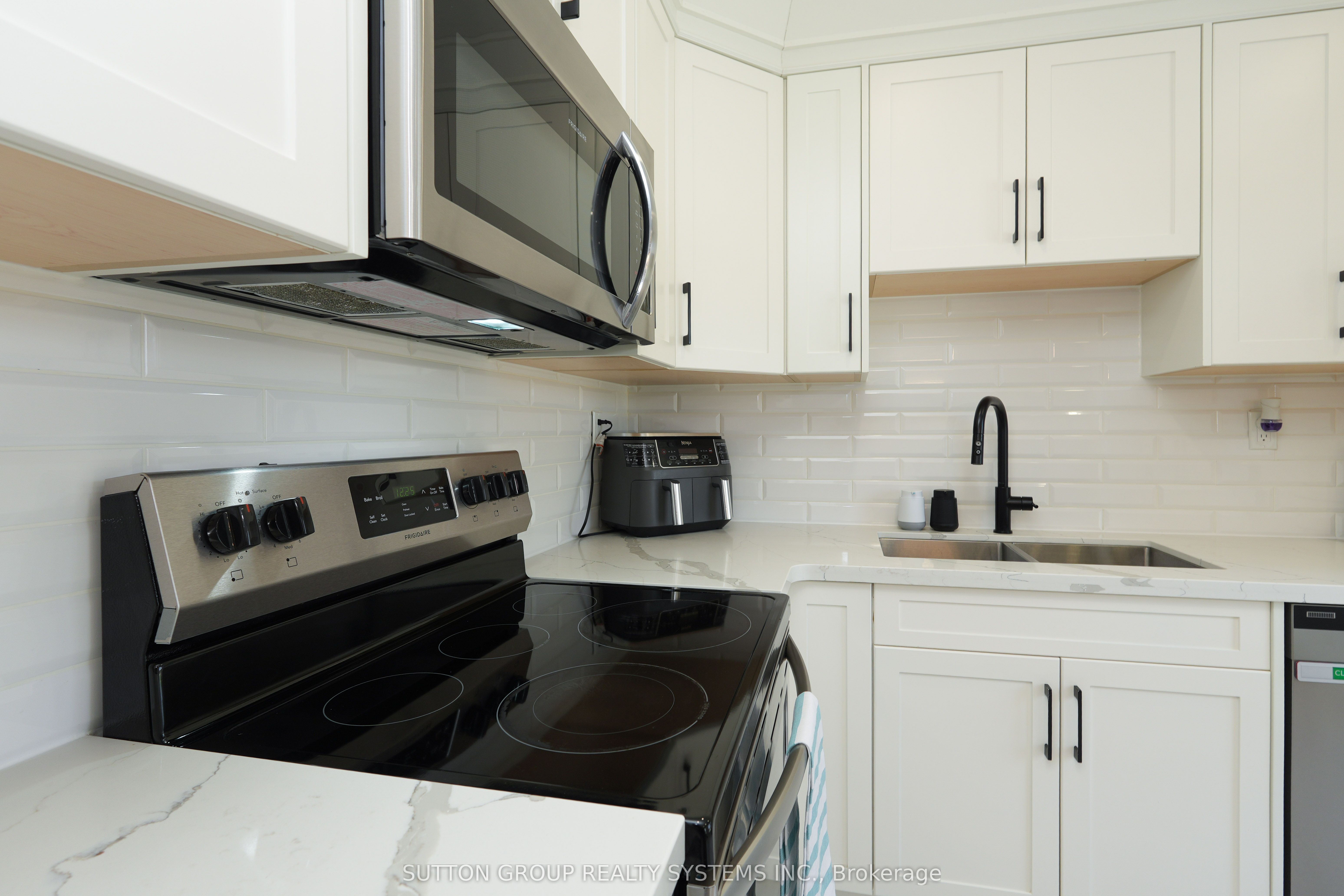 70 Courtleigh Square, Brampton, ON L6Z 1J3 photo 5