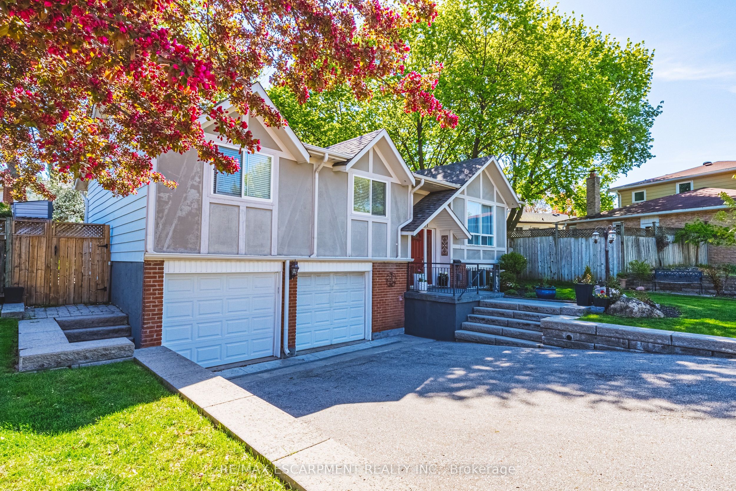 2231 Sandringham Drive, Burlington, ON L7P 3E6 photo 2