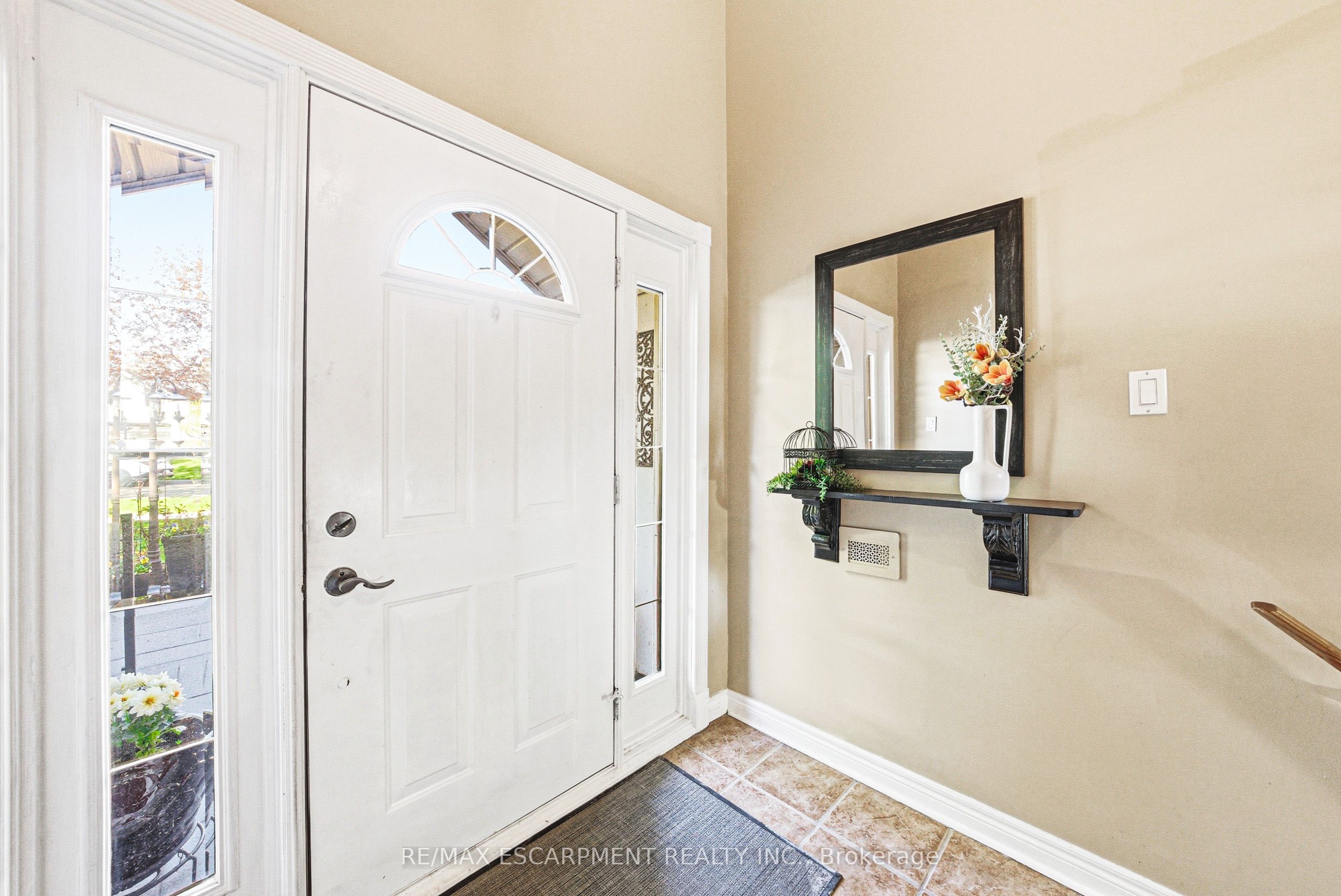 2231 Sandringham Drive, Burlington, ON L7P 3E6 photo 3