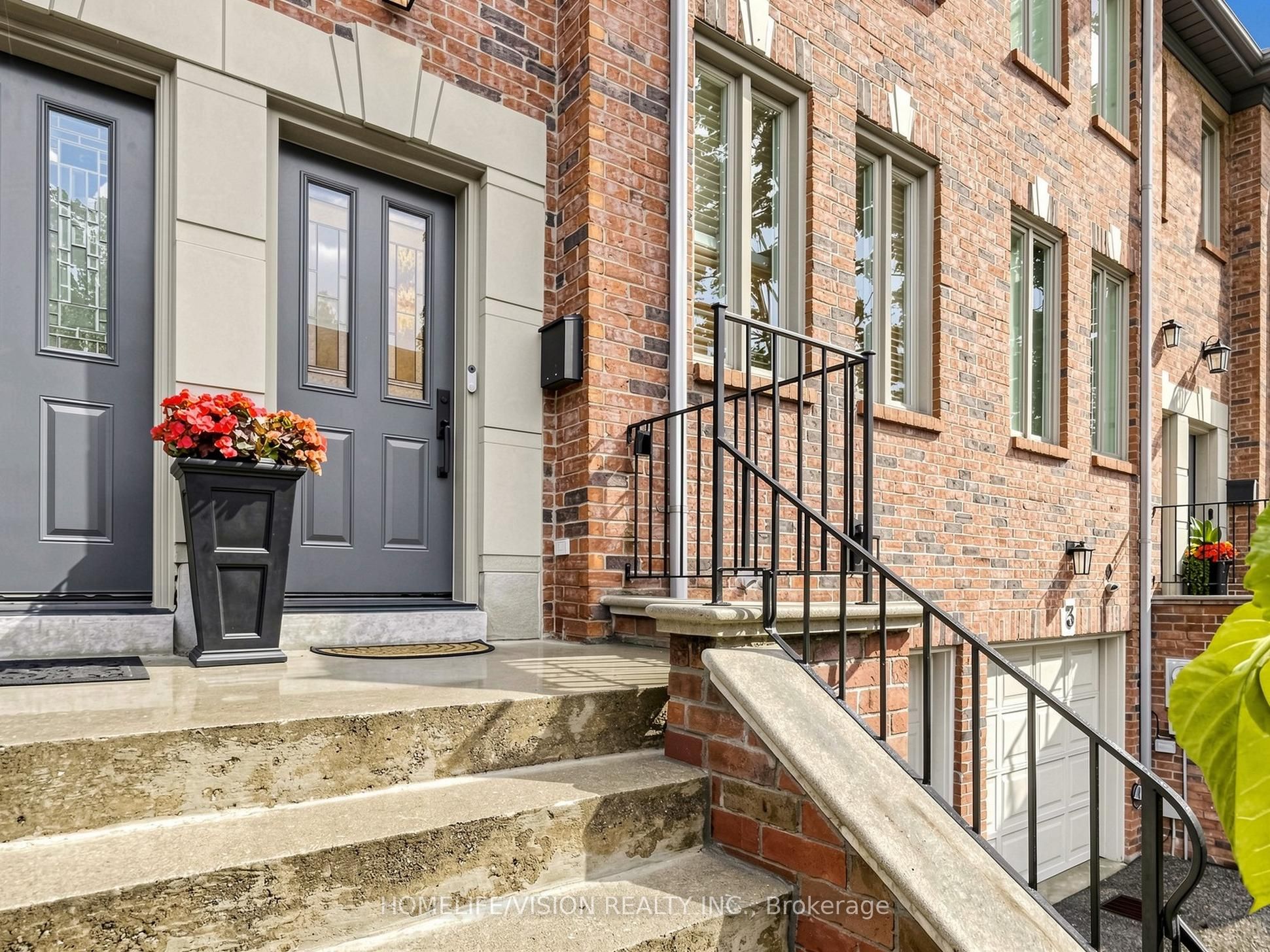 175 Grand Avenue Th2, Toronto, ON M8Y 3Y3