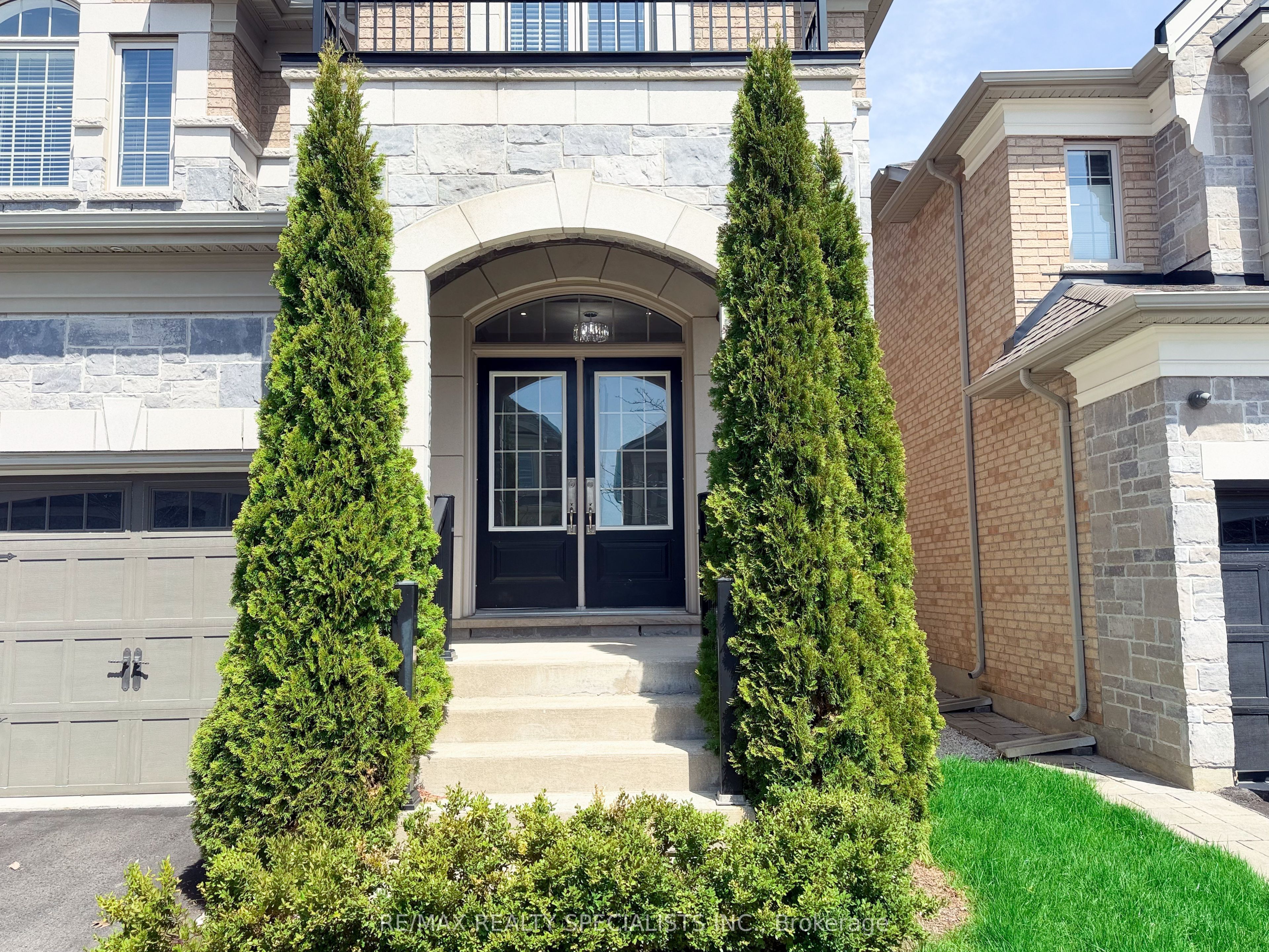 19 Dancing Waters Road, Brampton, ON L6Y 6B5 photo 2