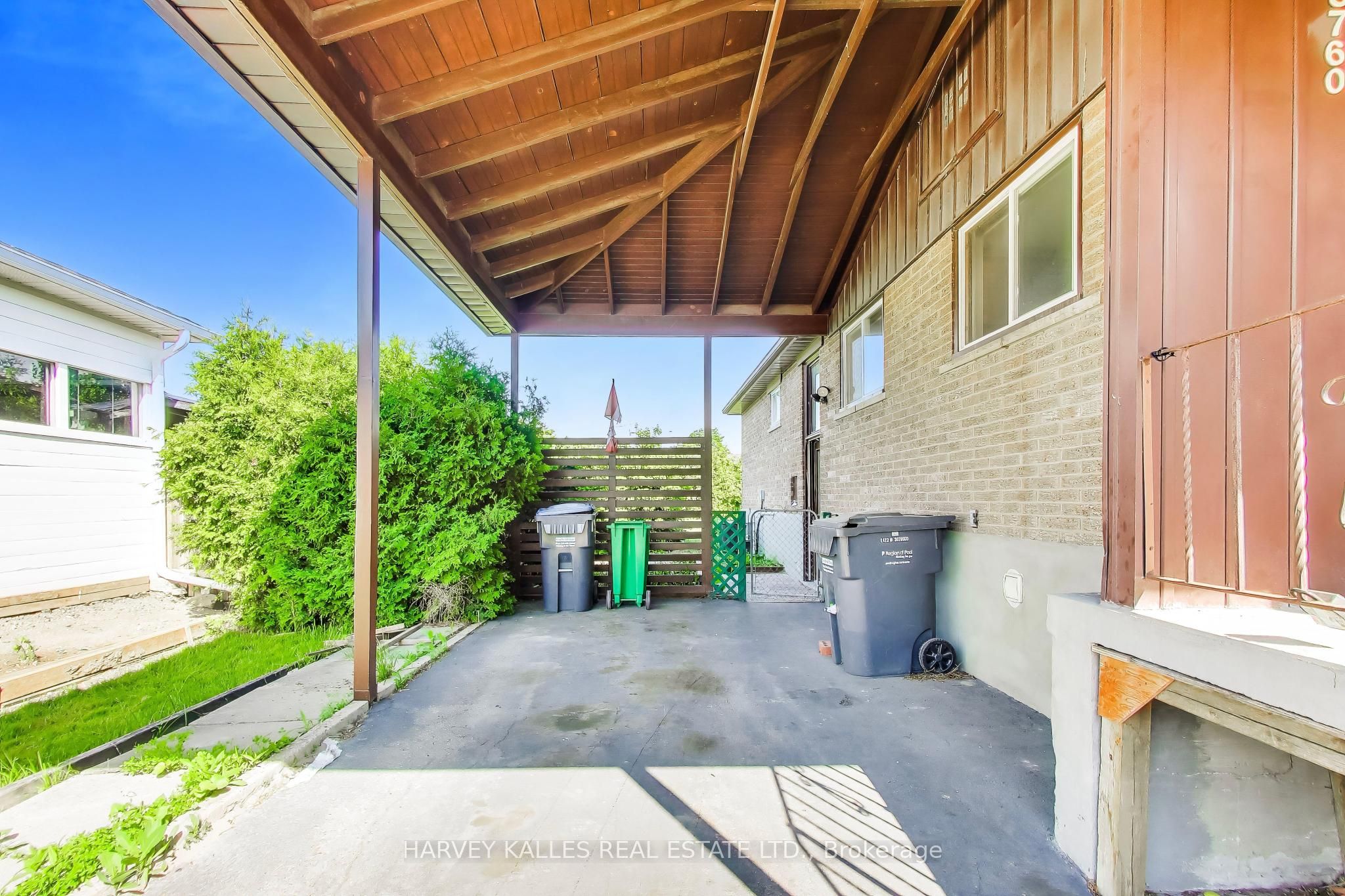 3760 Woodruff Crescent, Mississauga, ON L4T 1T9 photo 3