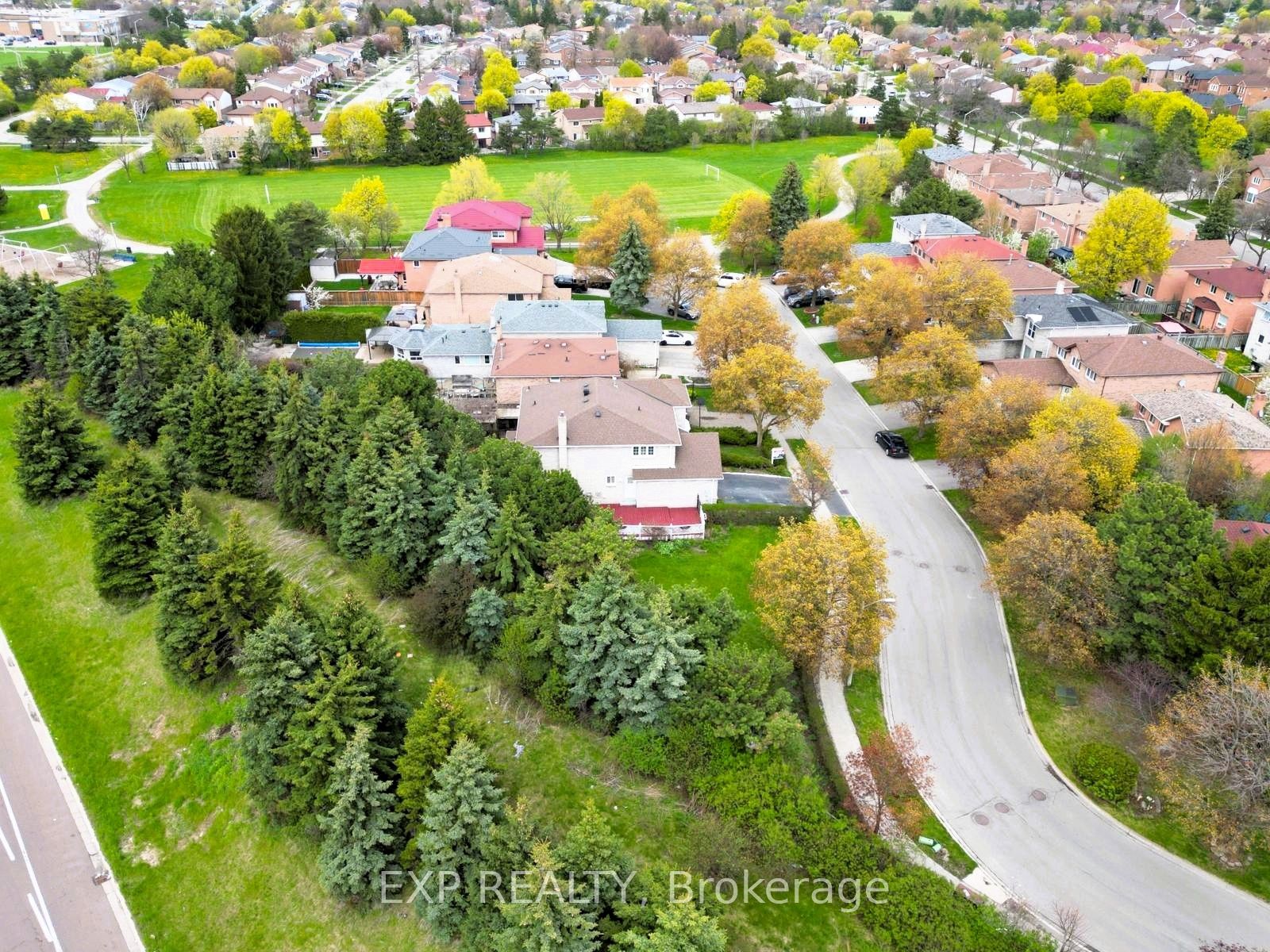 4 Leatherhead Court, Brampton, ON L6S 4R9 photo 3