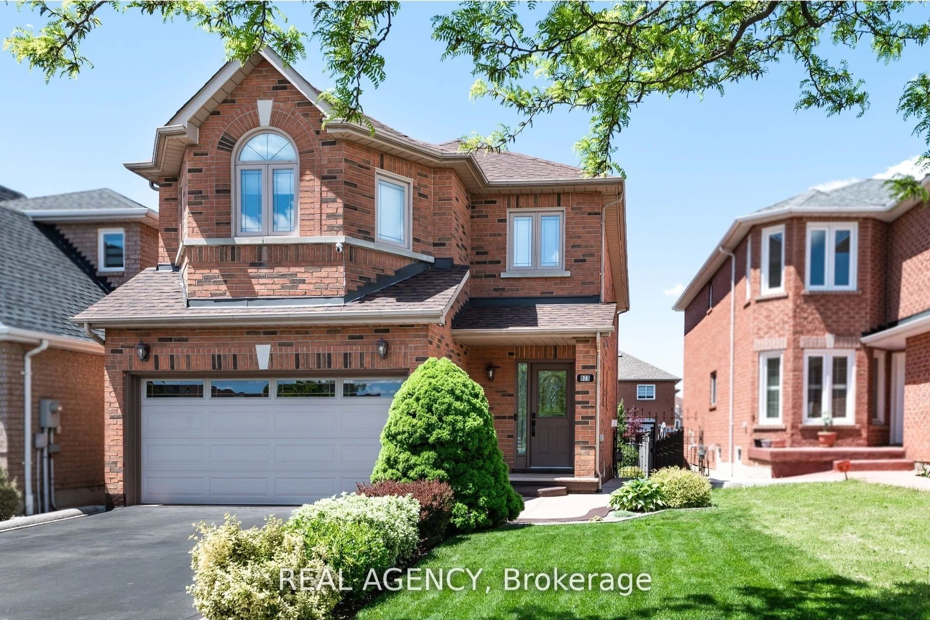 923 Blyleven Boulevard, Mississauga, ON L5V 2J3 photo 3