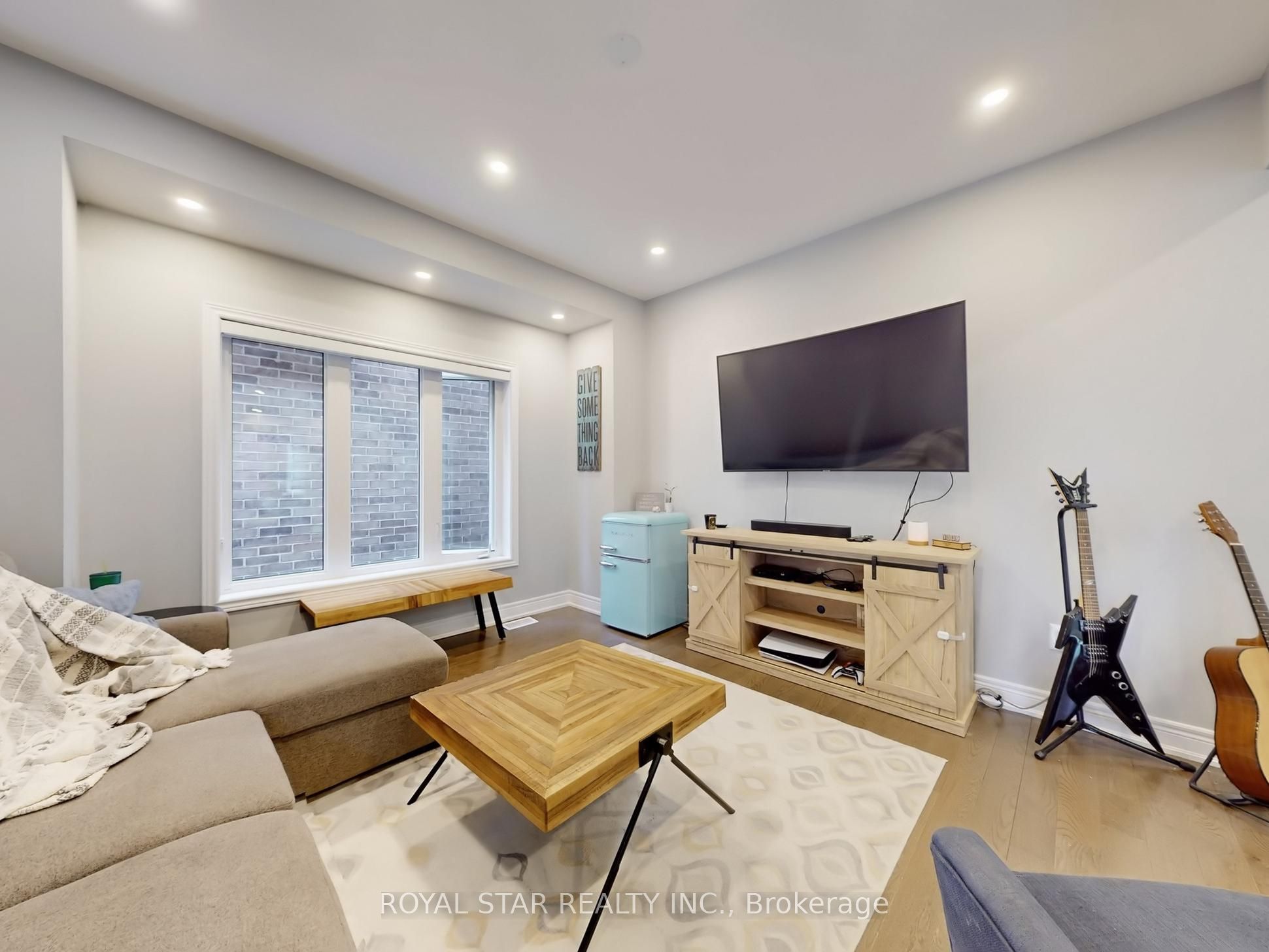 20 Walworth Street, Halton Hills, ON L7G 0N5 photo 3