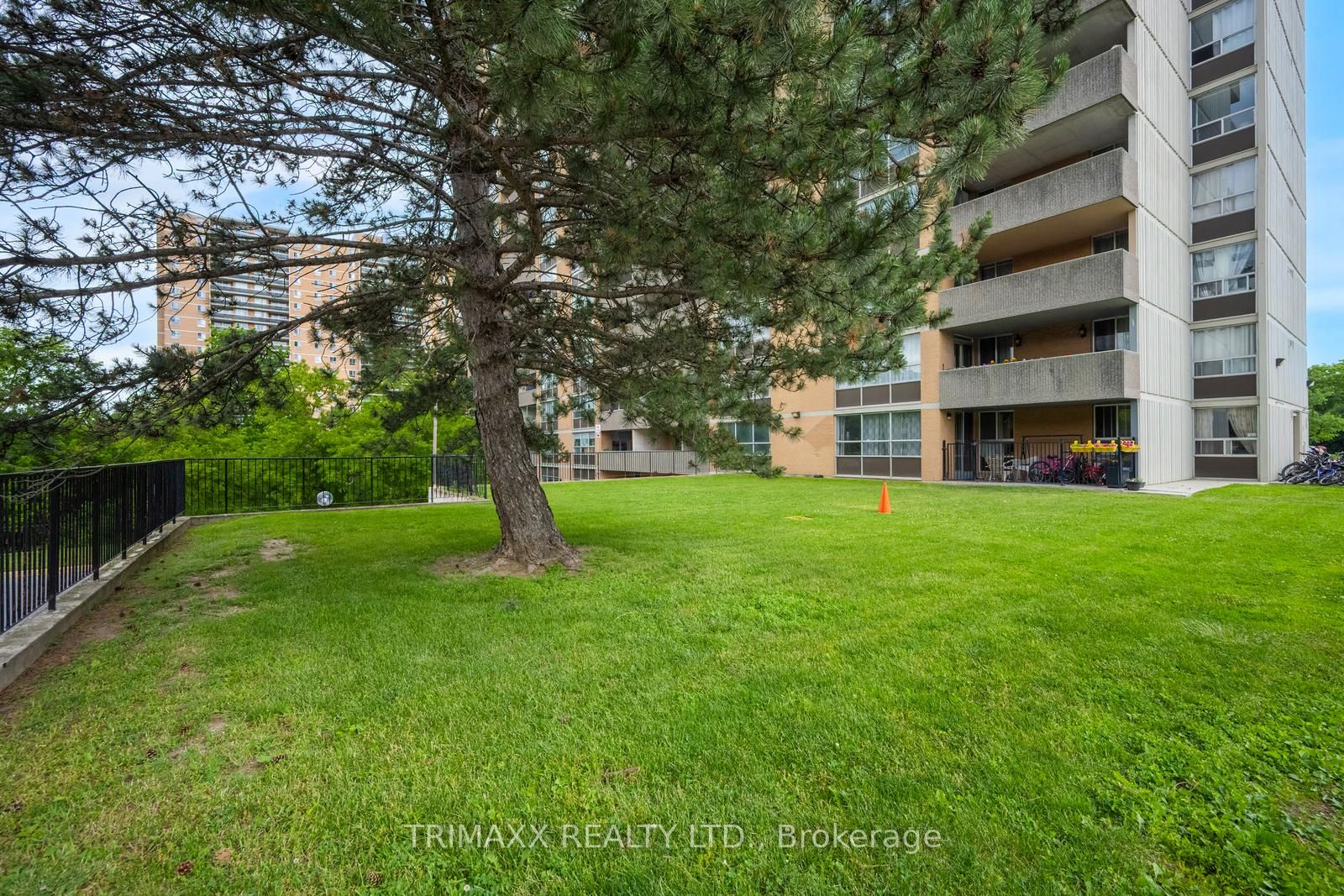 40 Panorama Court 404, Toronto, ON M9V 4M1 photo 2