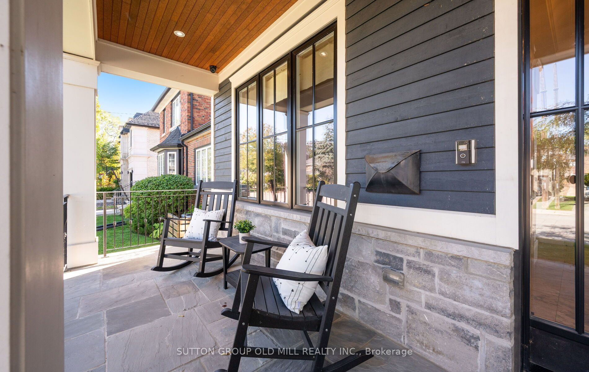 8 Cumberland Drive, Mississauga, ON L5G 3M6 photo 2